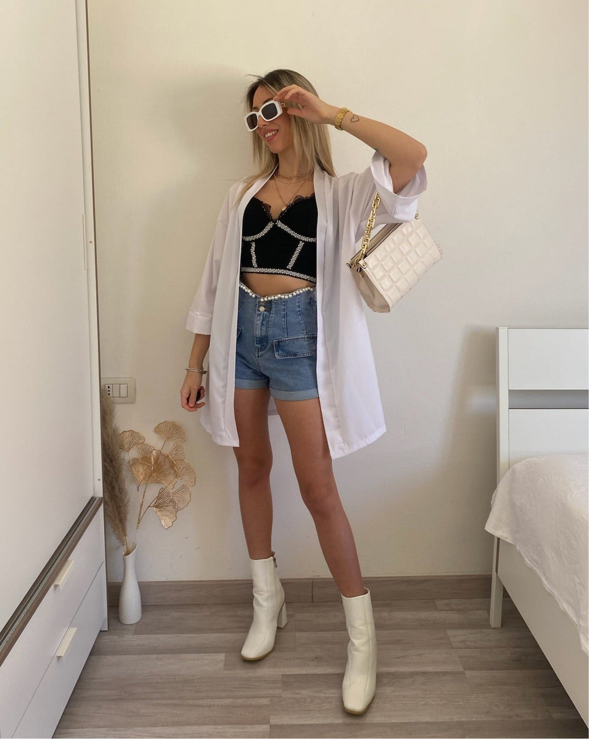 Top in pizzo con perle nero