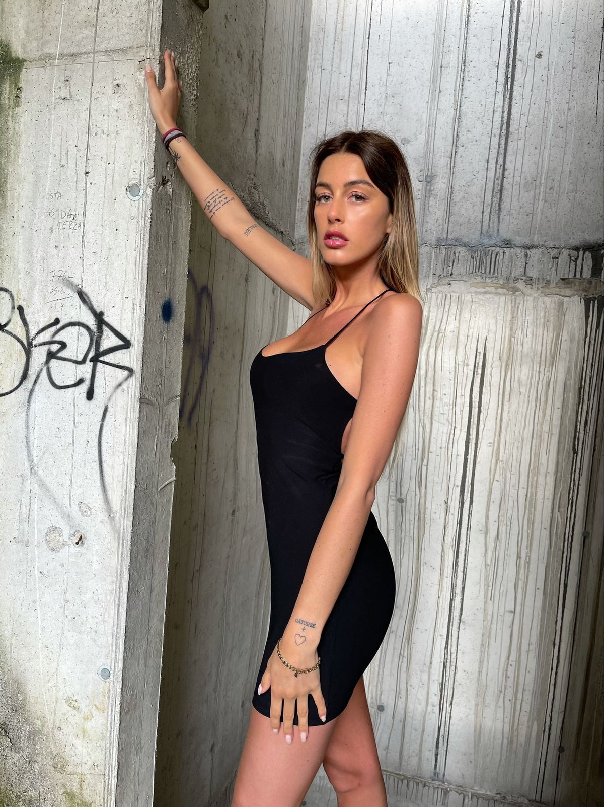 Abito aderente con incrocio sulla schiena
