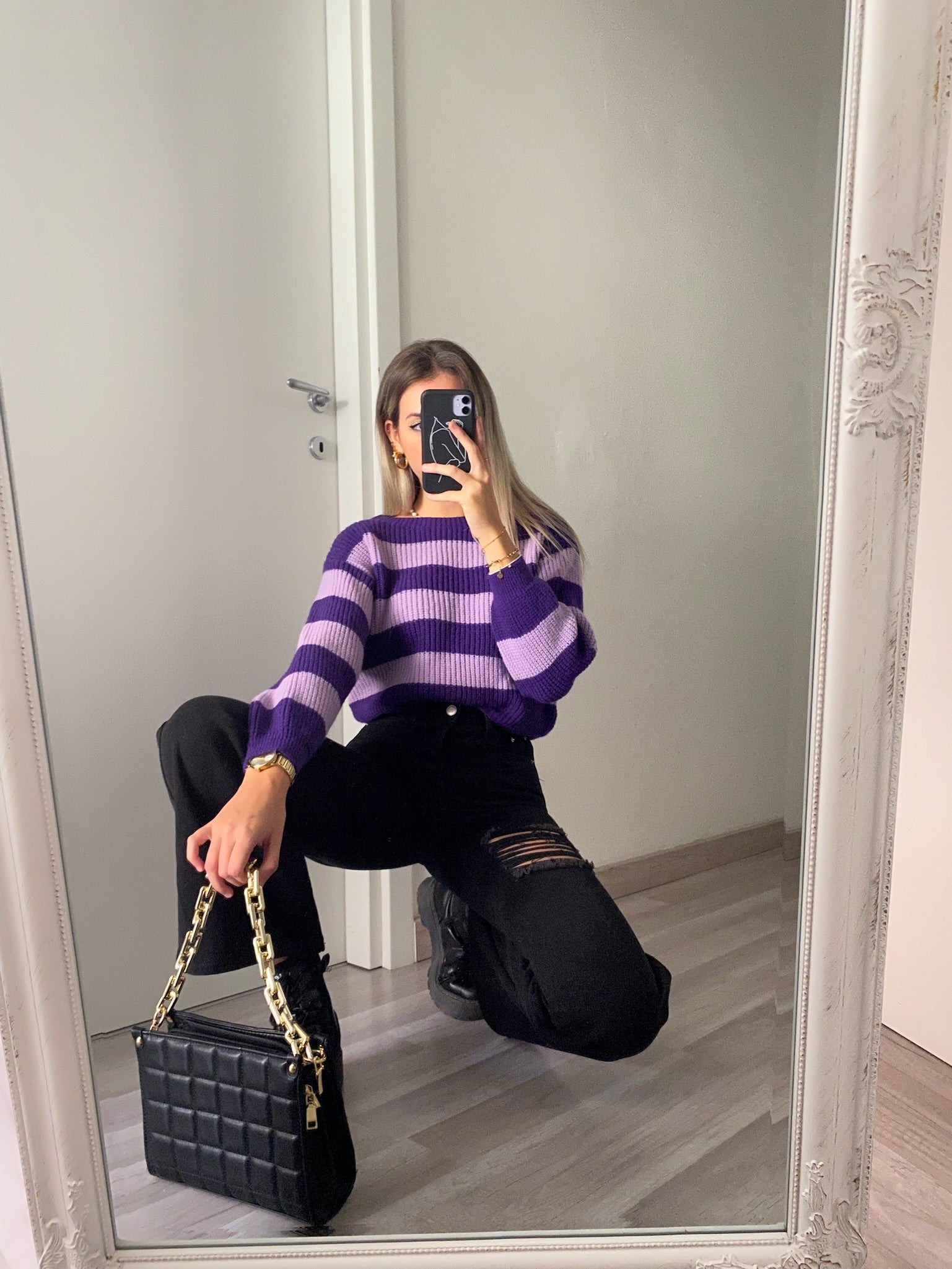 Maglione a righe lilla viola