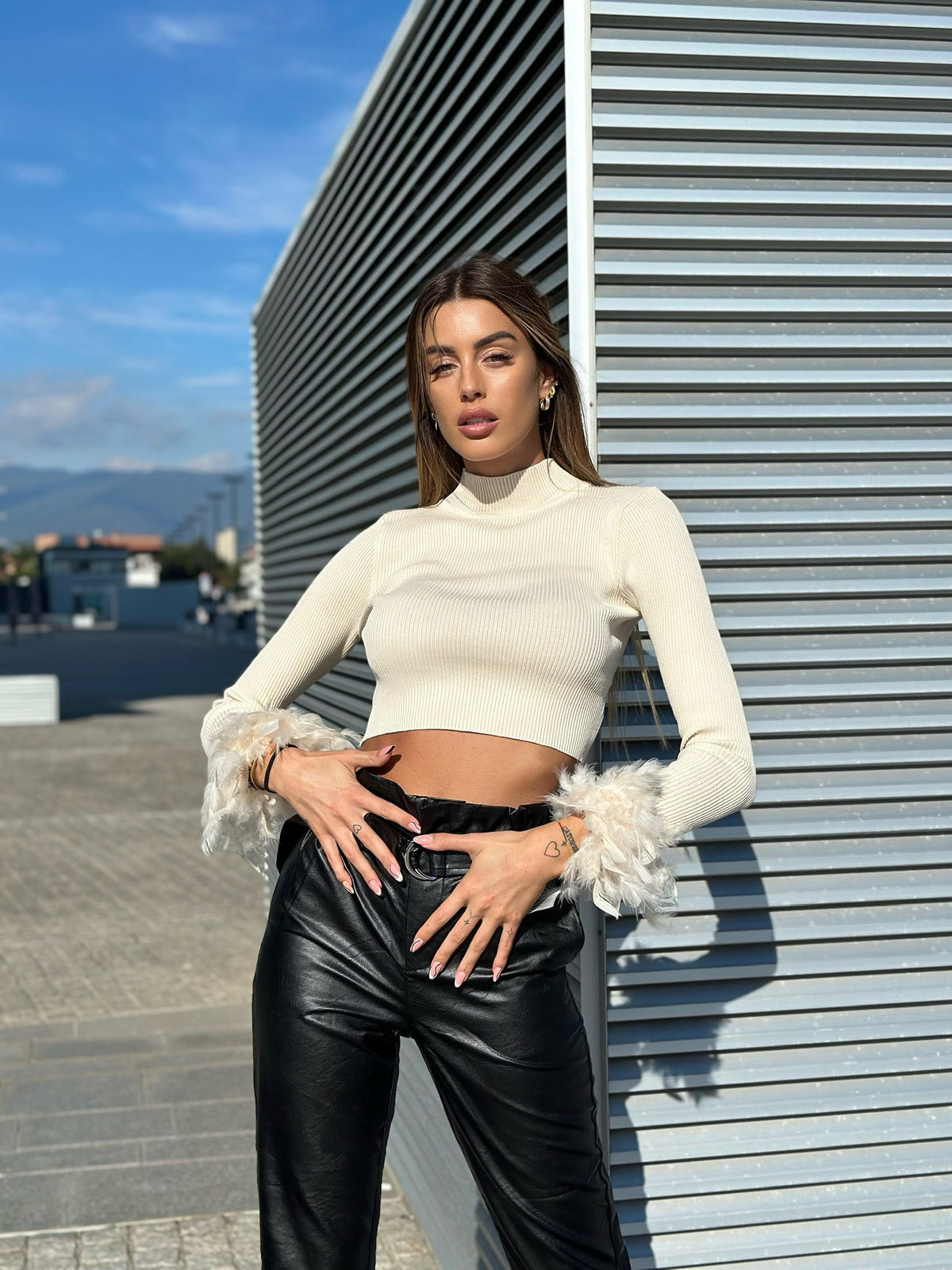 Maglioncino crop panna con piume