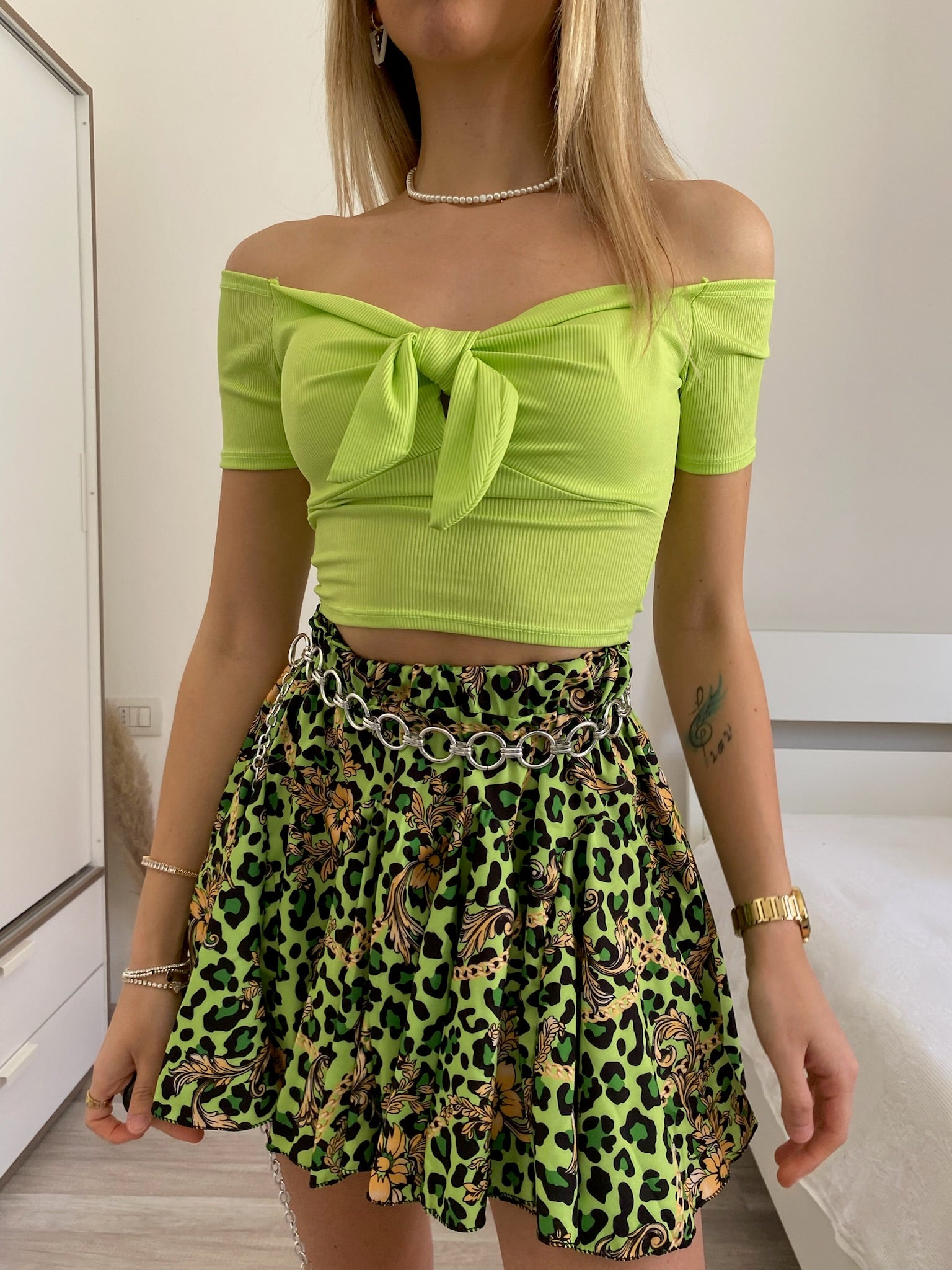 Top lime scollo a barchetta e fiocco