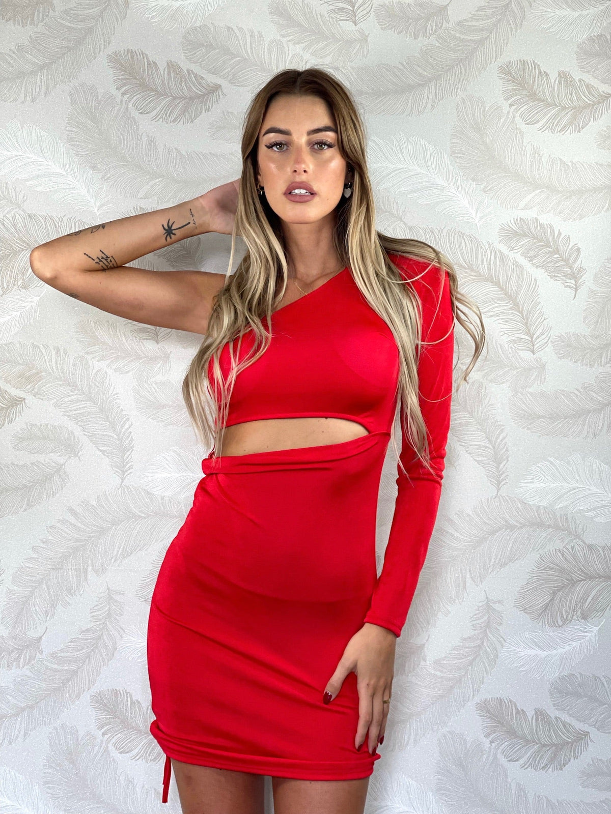 Abito monospalla rosso con arricciature