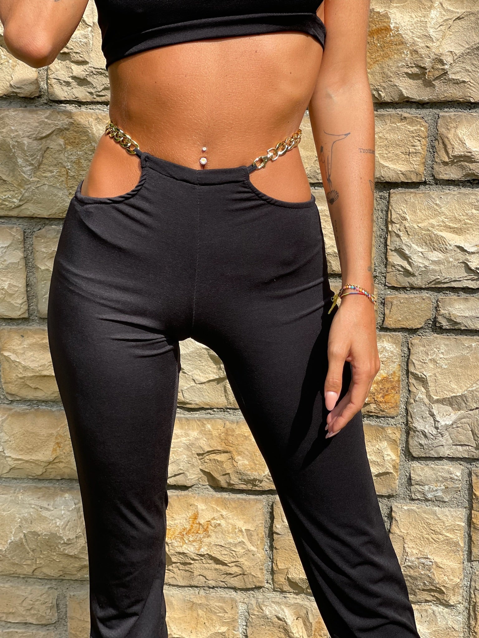 Completo top e pantalone nero con catene