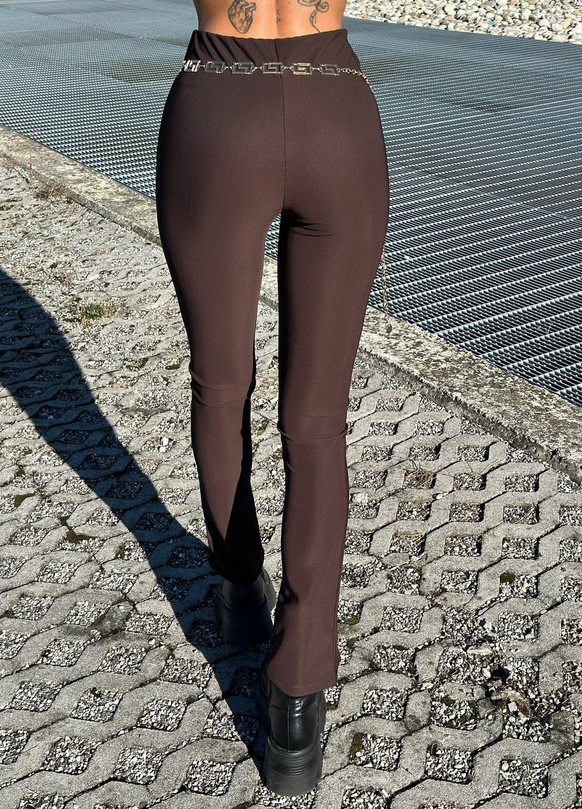 Pantalone con spacchetto marrone