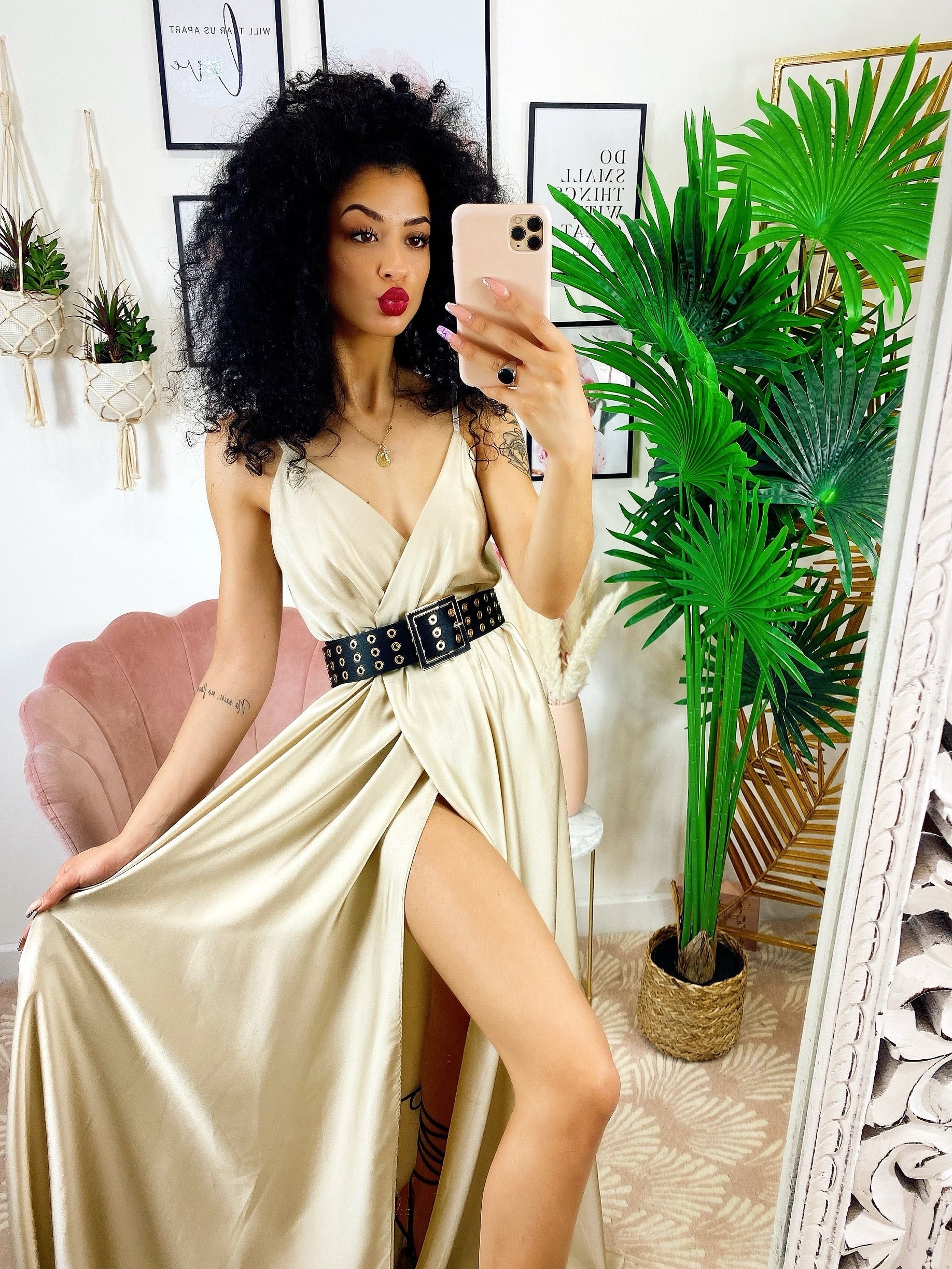 Abito in raso con maxi spacco beige
