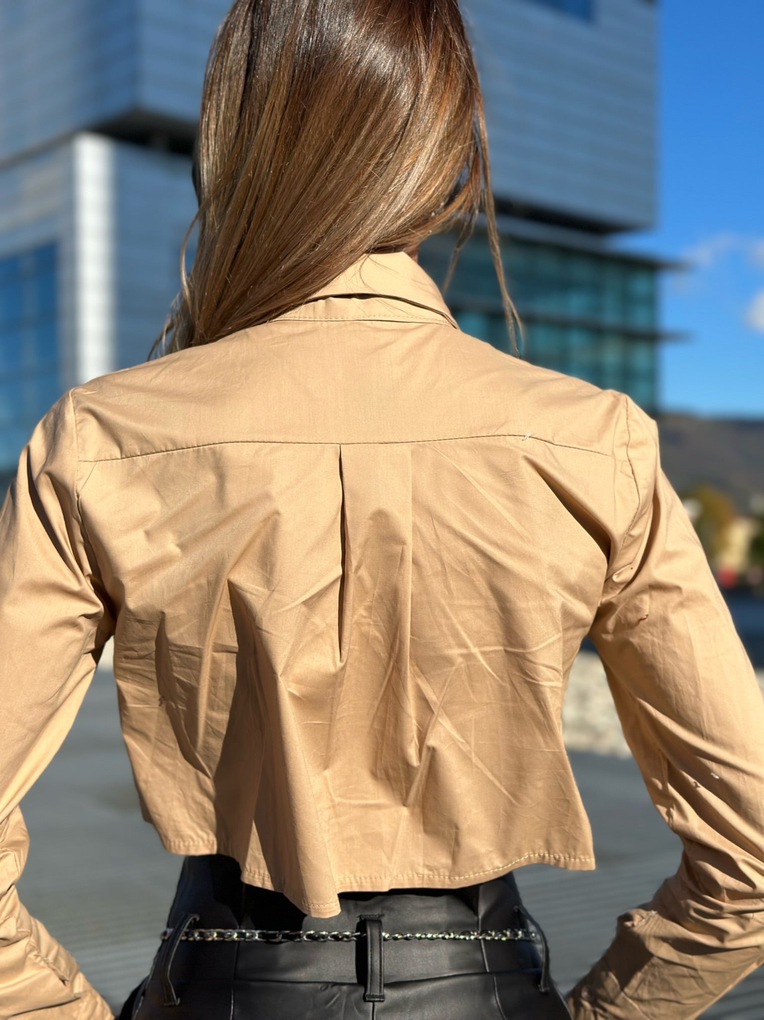 Camicia crop beige con taschino