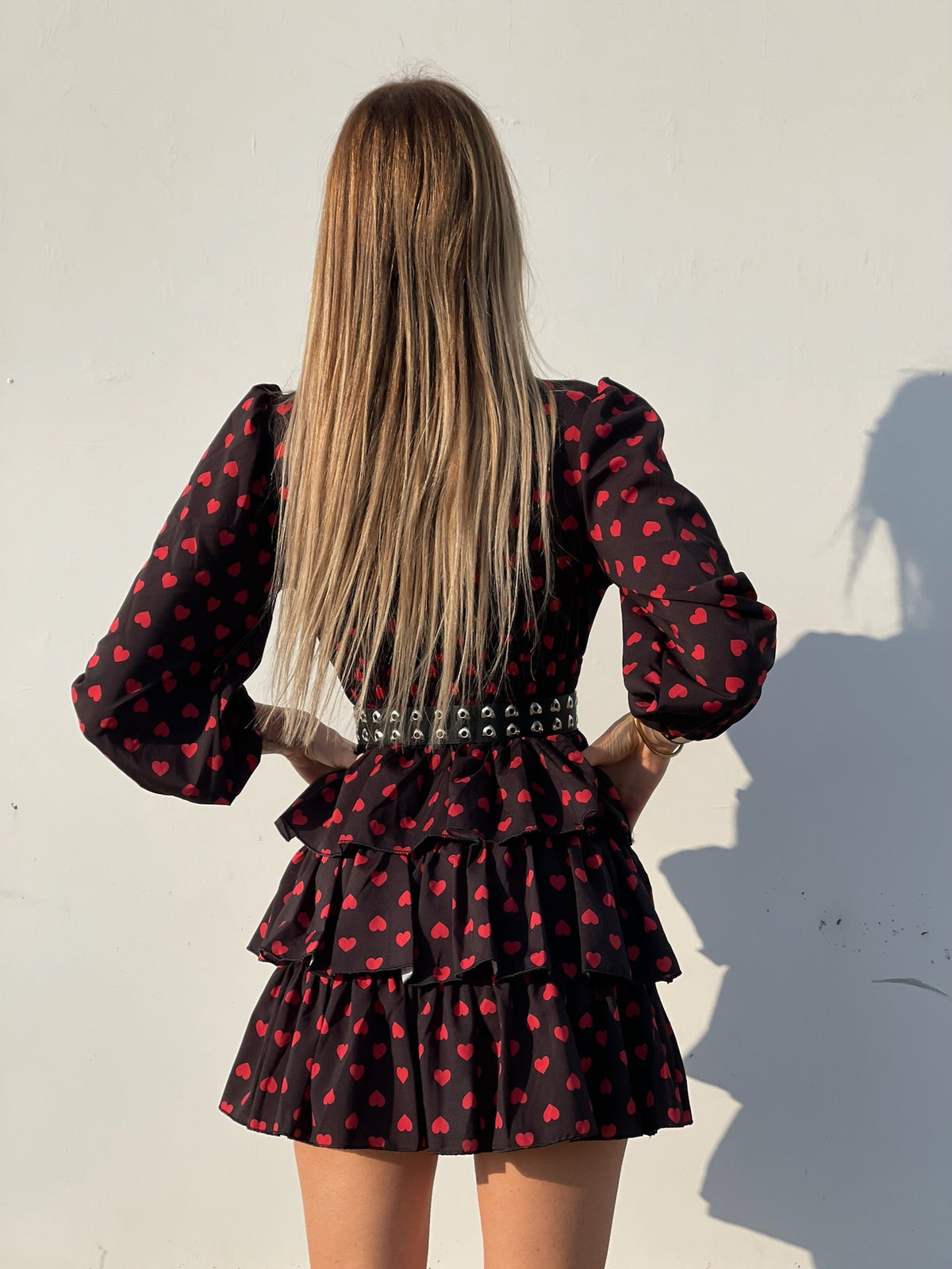 Abito nero a balze con cuori rossi