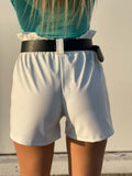 Short in ecopelle bianco con cintura