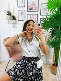 Camicia smanicata con borsetta bianca
