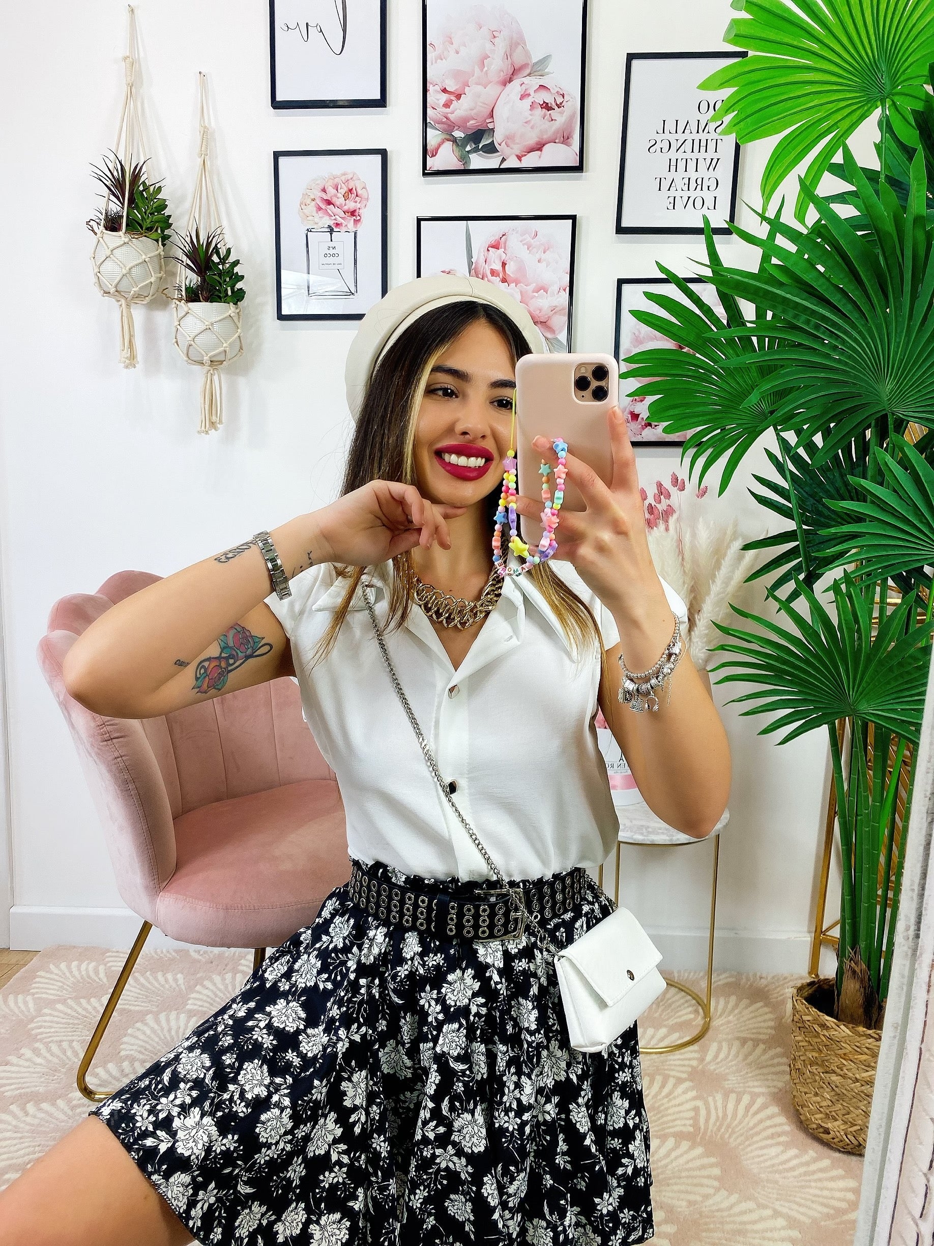 Camicia smanicata con borsetta bianca