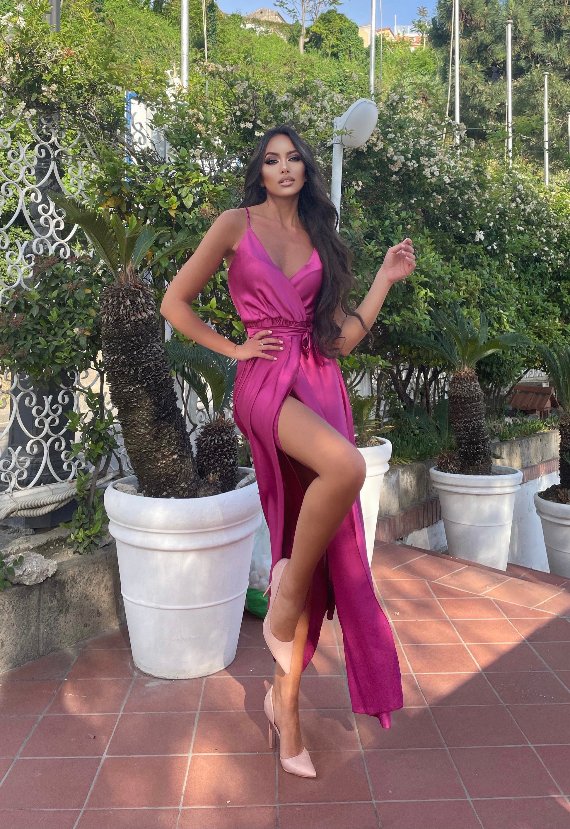 Abito in raso con maxi spacco peonia