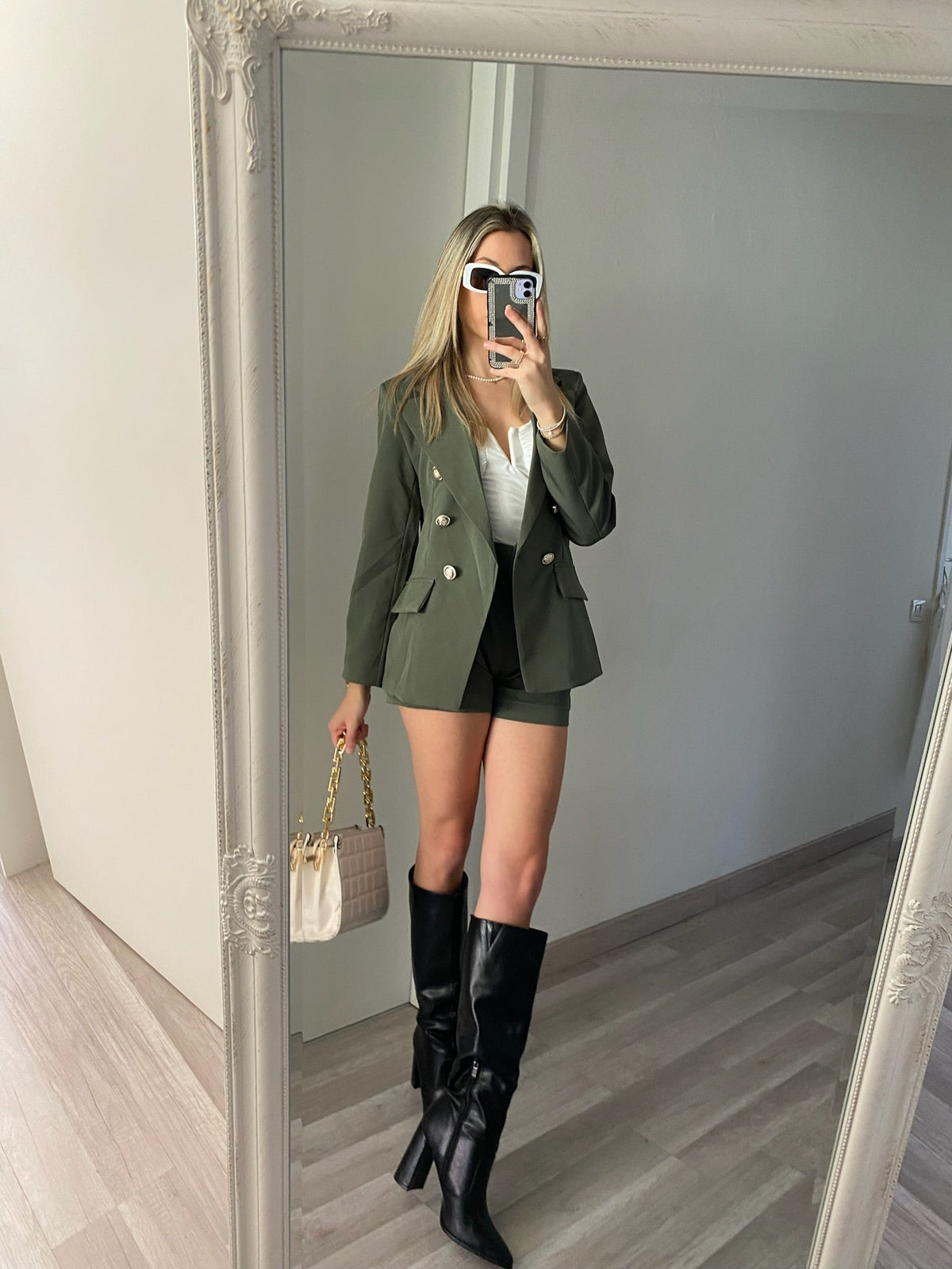 Top bianco con V