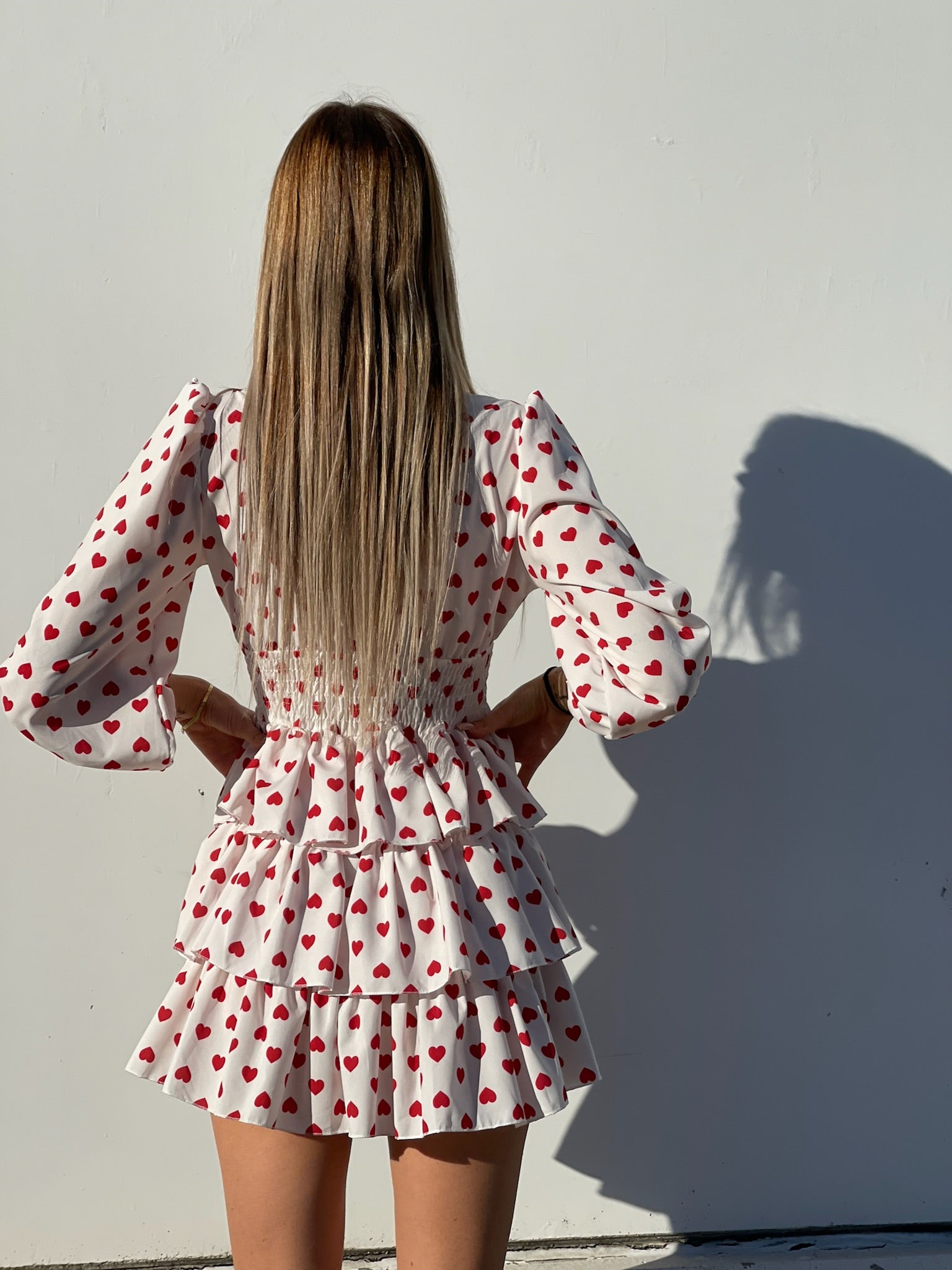 Abito bianco a balze con cuori rossi