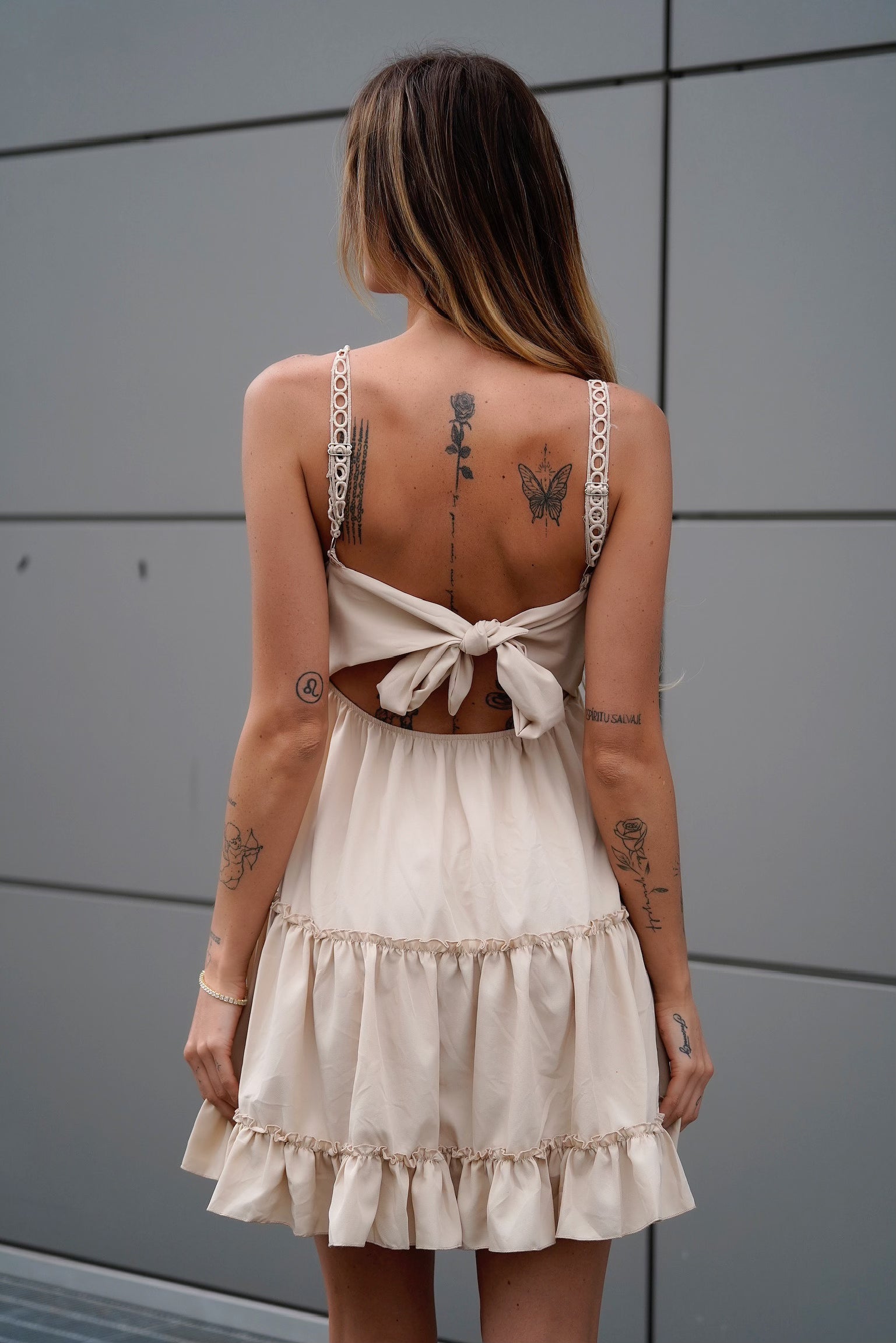 Abito corto beige con pizzo