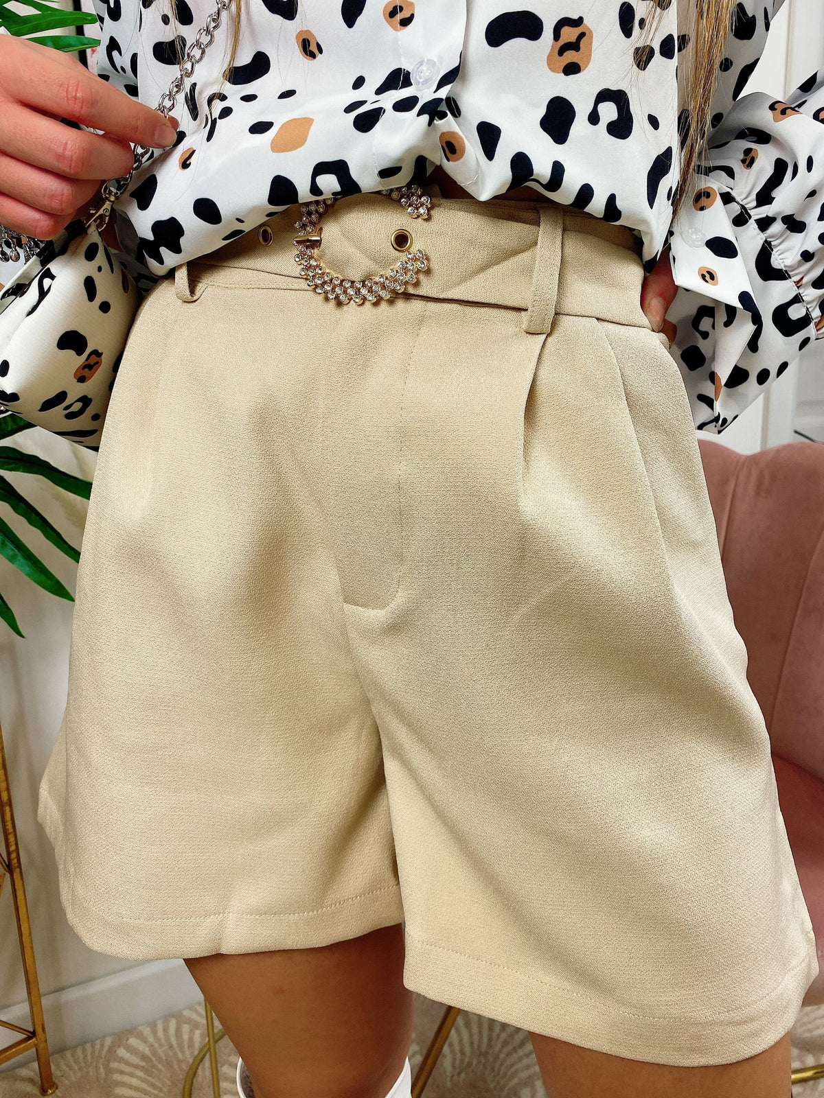 Short con cintura gioiello Beige