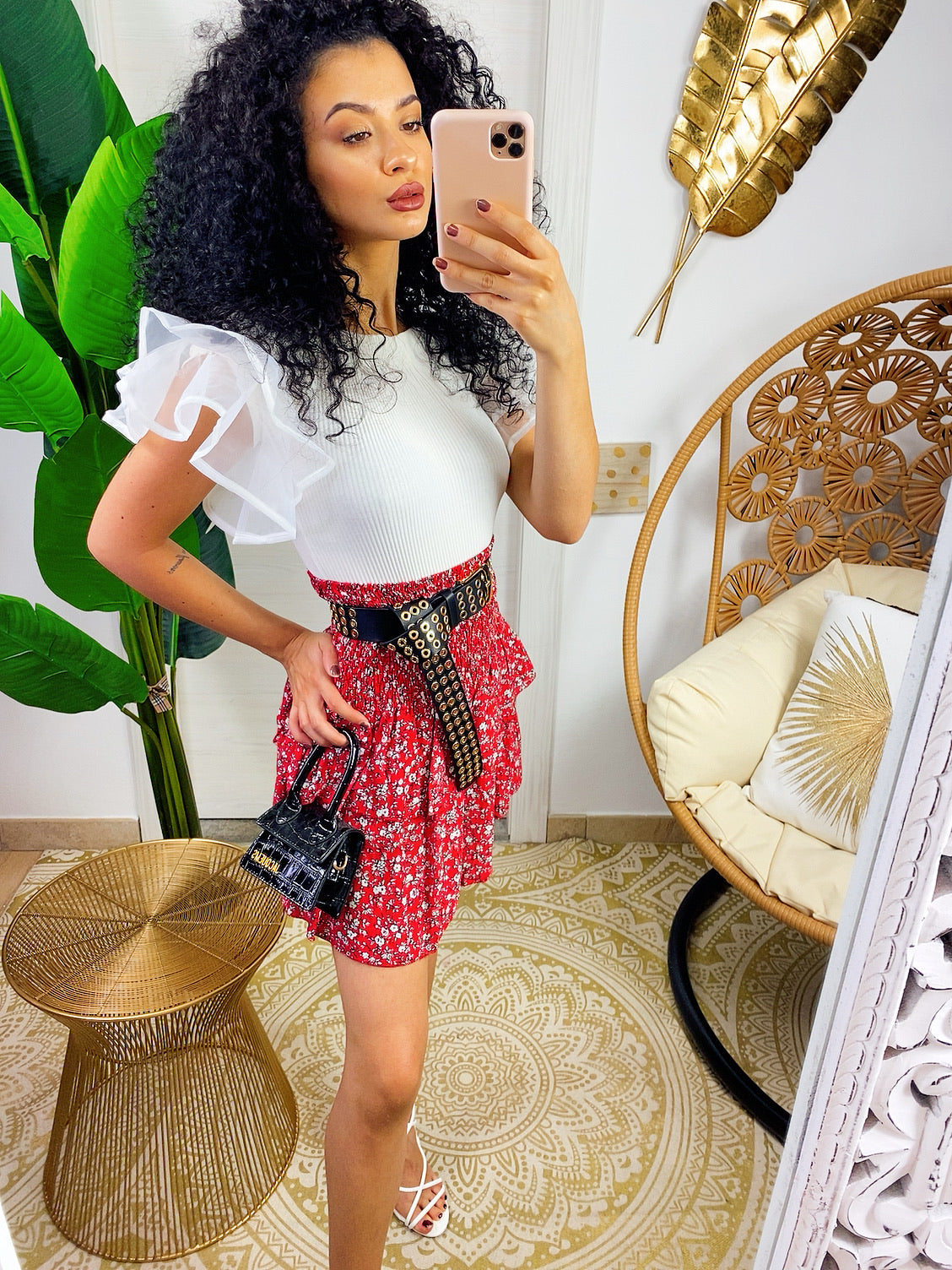 Maglia bianca con rouches sulla manica