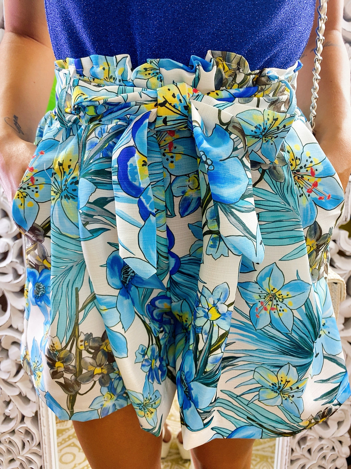 Short a fiori azzurri con fiocco