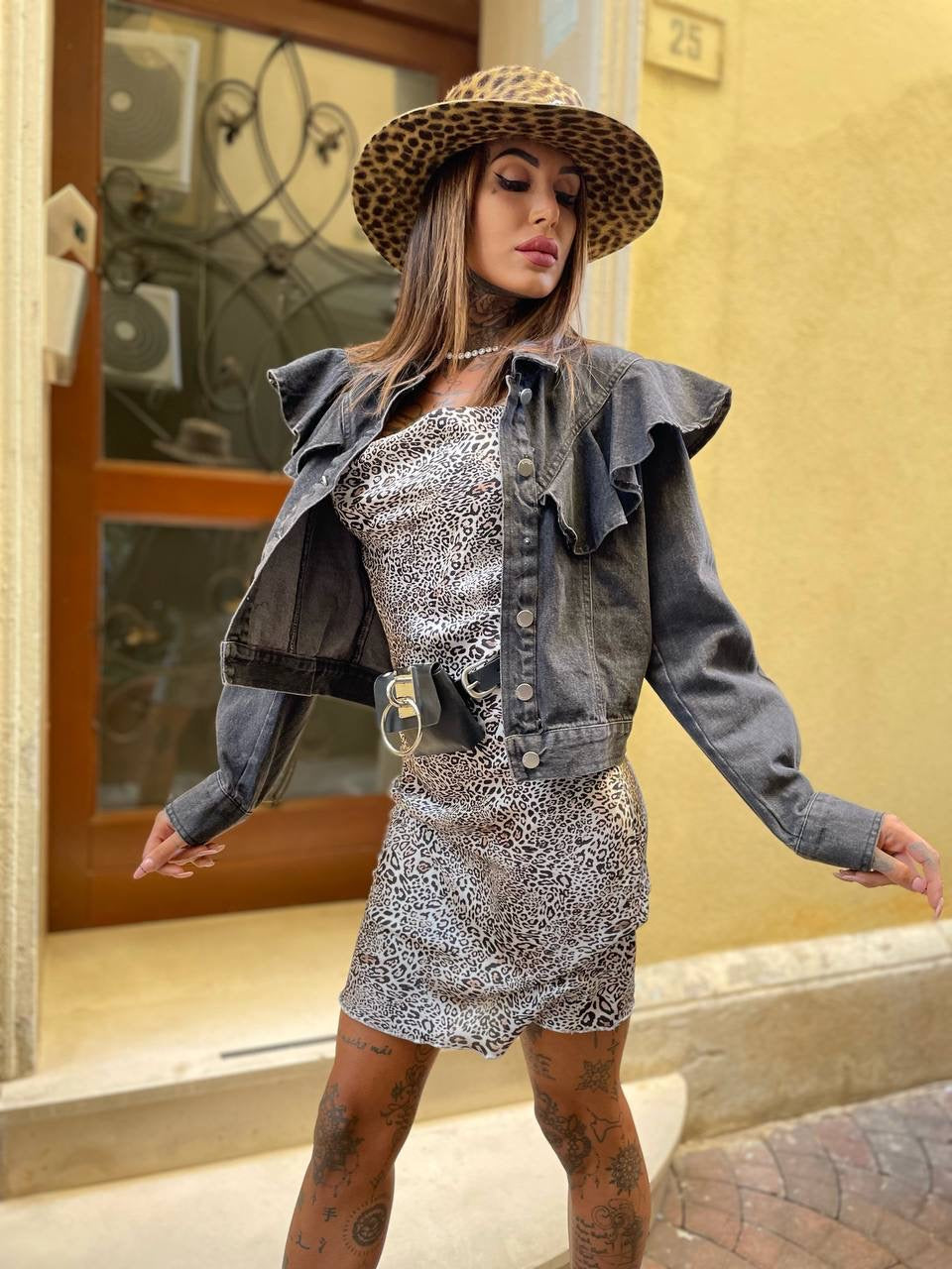 Giacca di jeans nero con rouches e marsupio