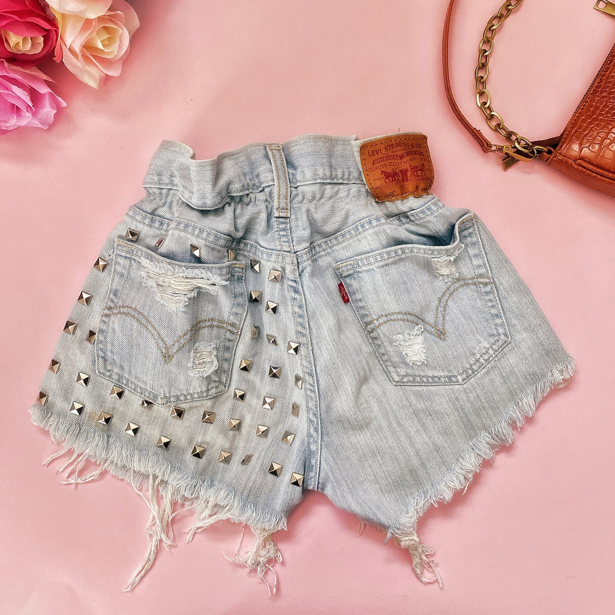 Short Vintage Levi’s chiaro con borchie