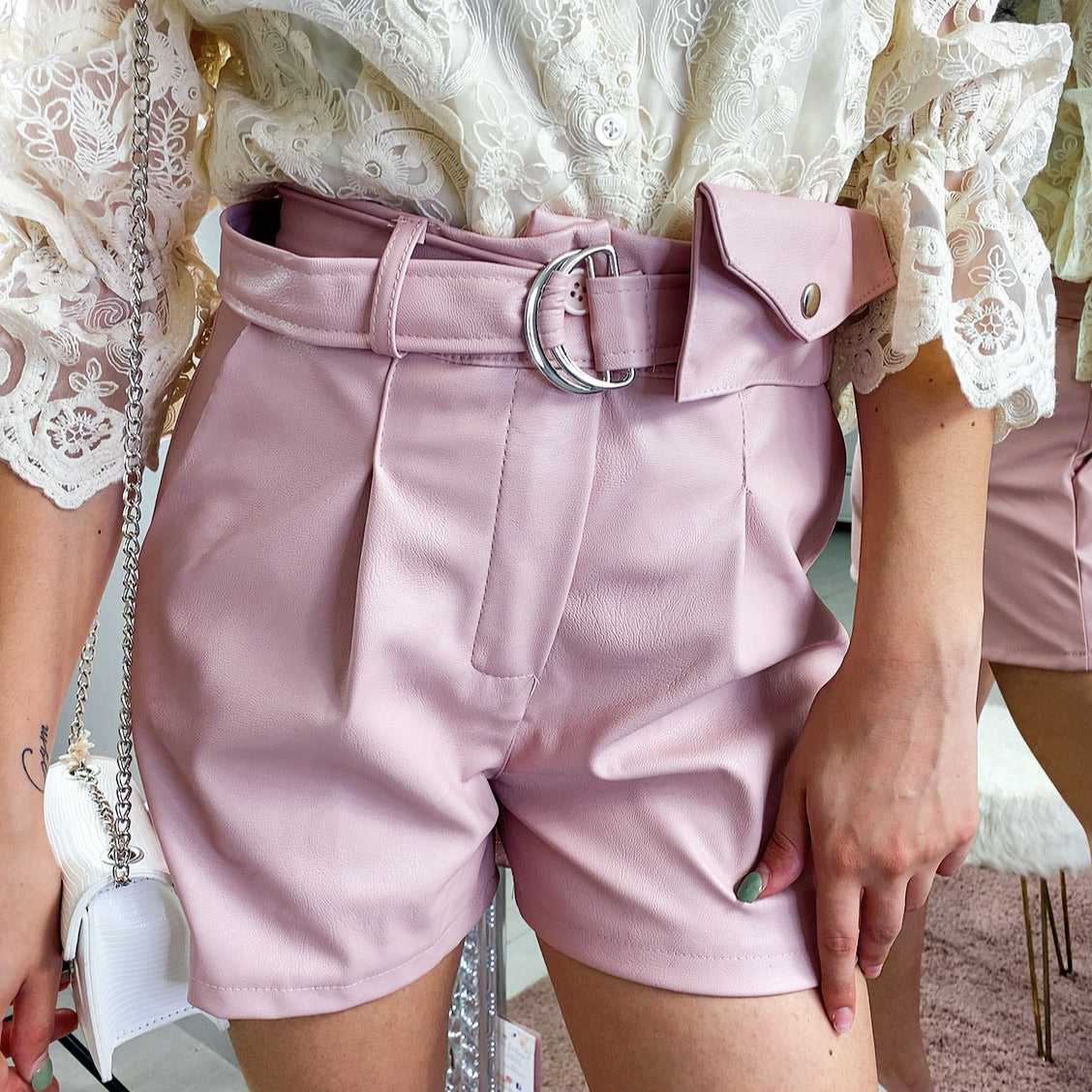 Short in ecopelle con marsupio