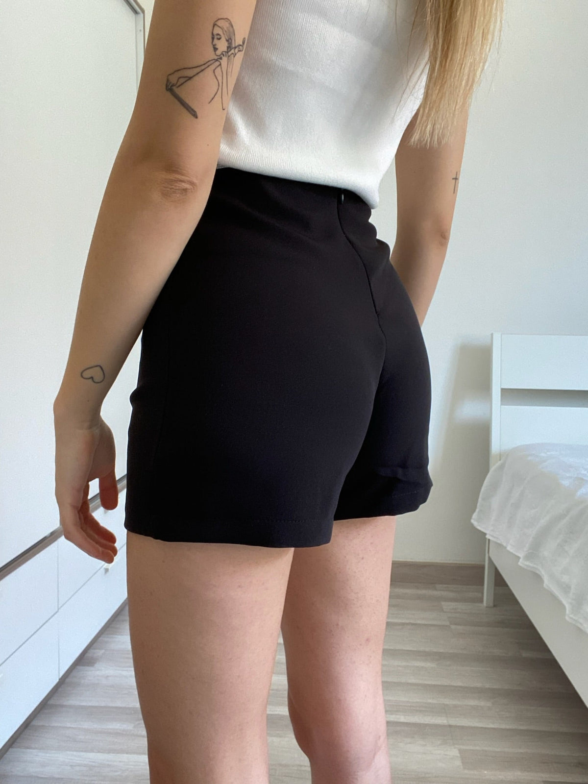 Short nero con strass