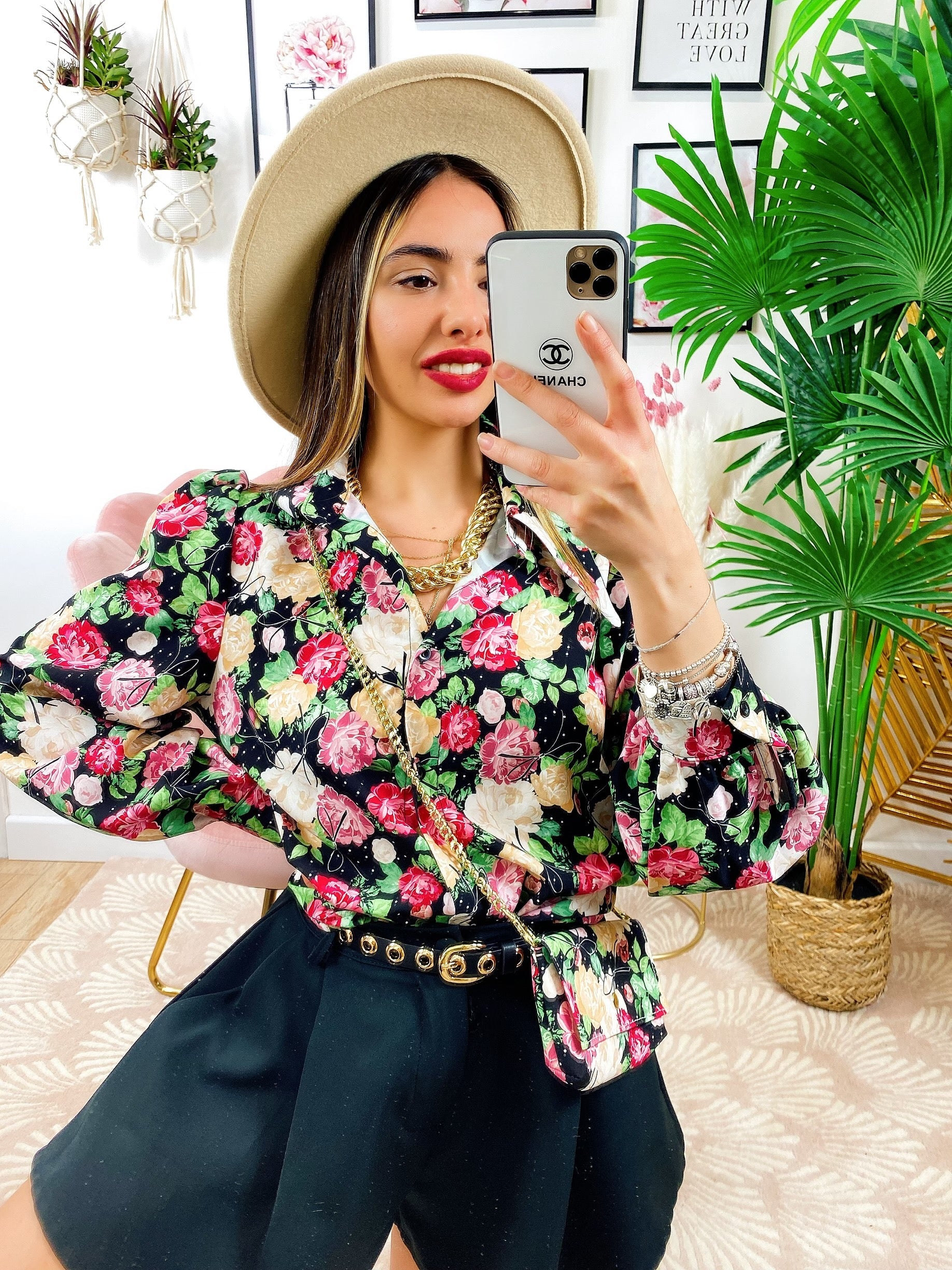 Camicia floreale con borsetta