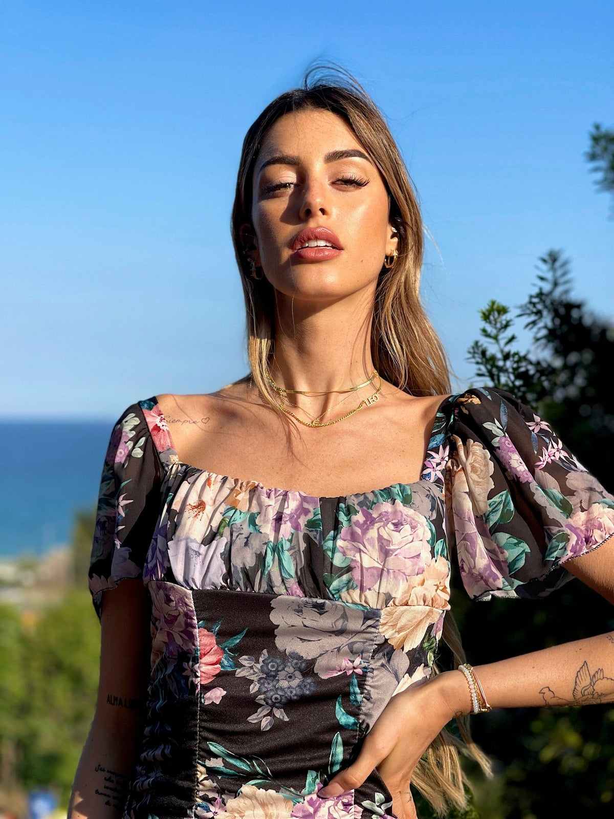 Abito a fiori nero manica corta