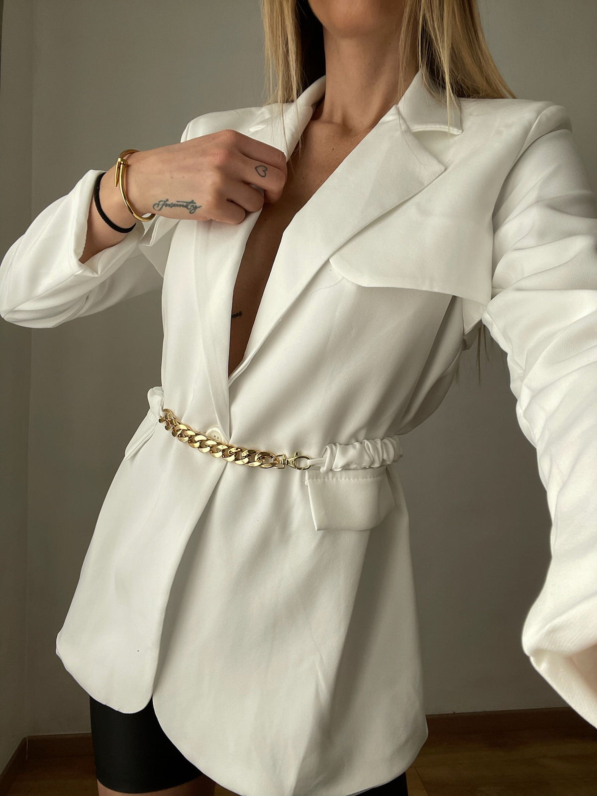 Blazer bianco con cintura