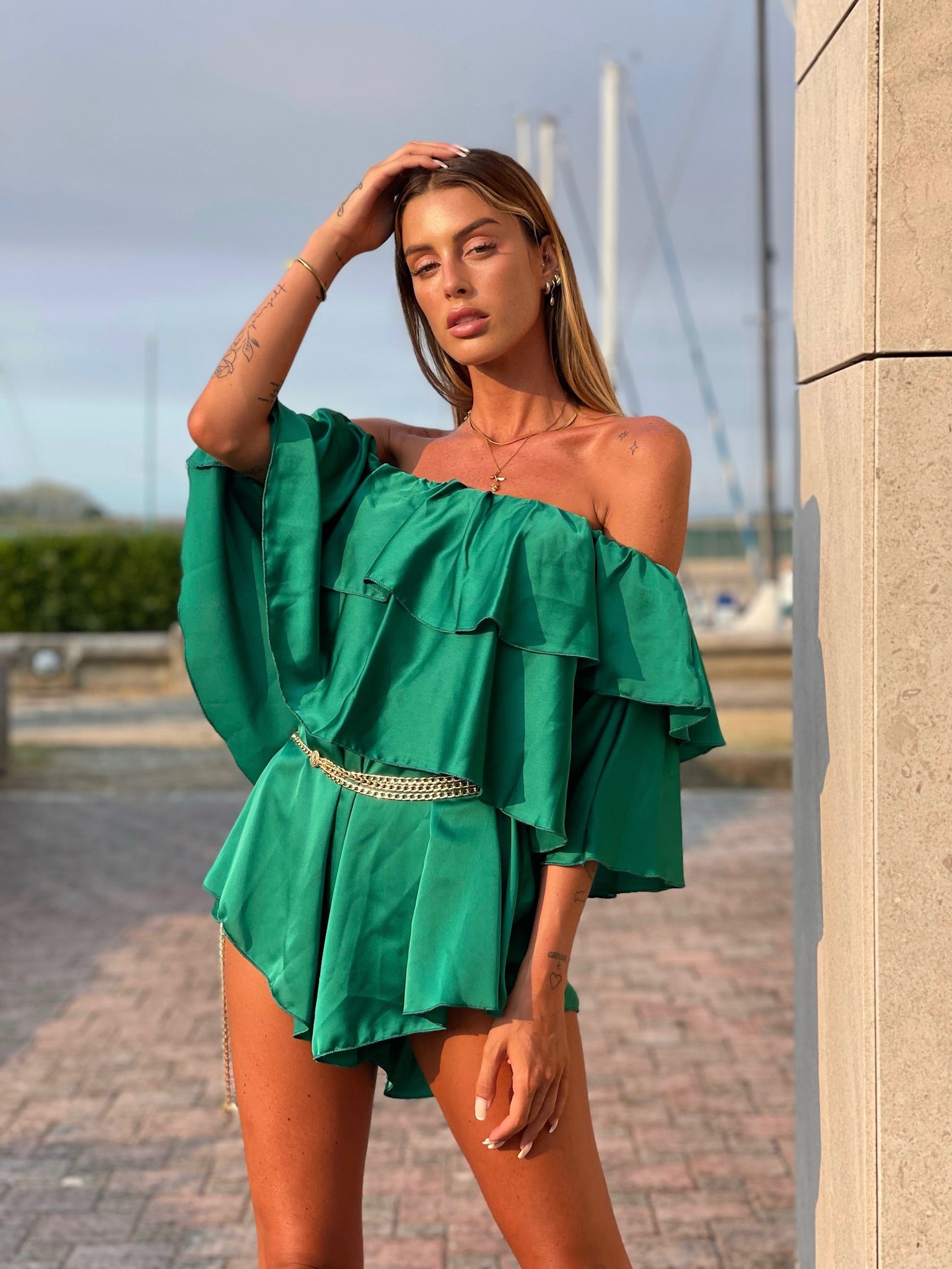 Tutina verde scollo a barchetta e balze