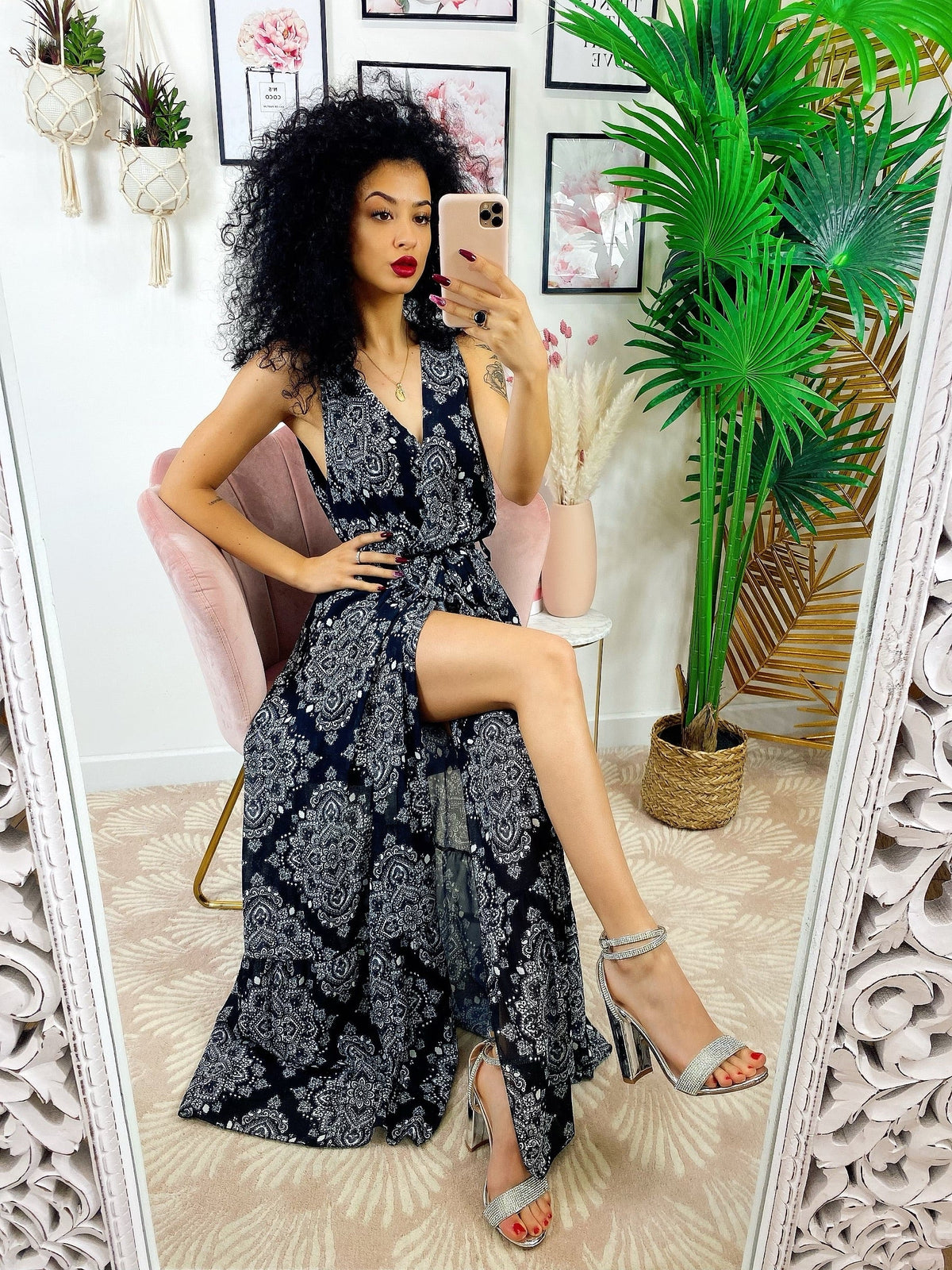 Abito con maxi spacco ricami bianco e nero