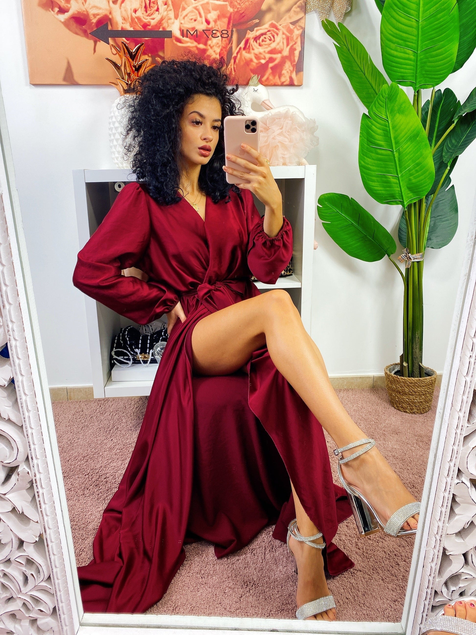 Abito in raso con maxi spacco manica lunga Bordeaux