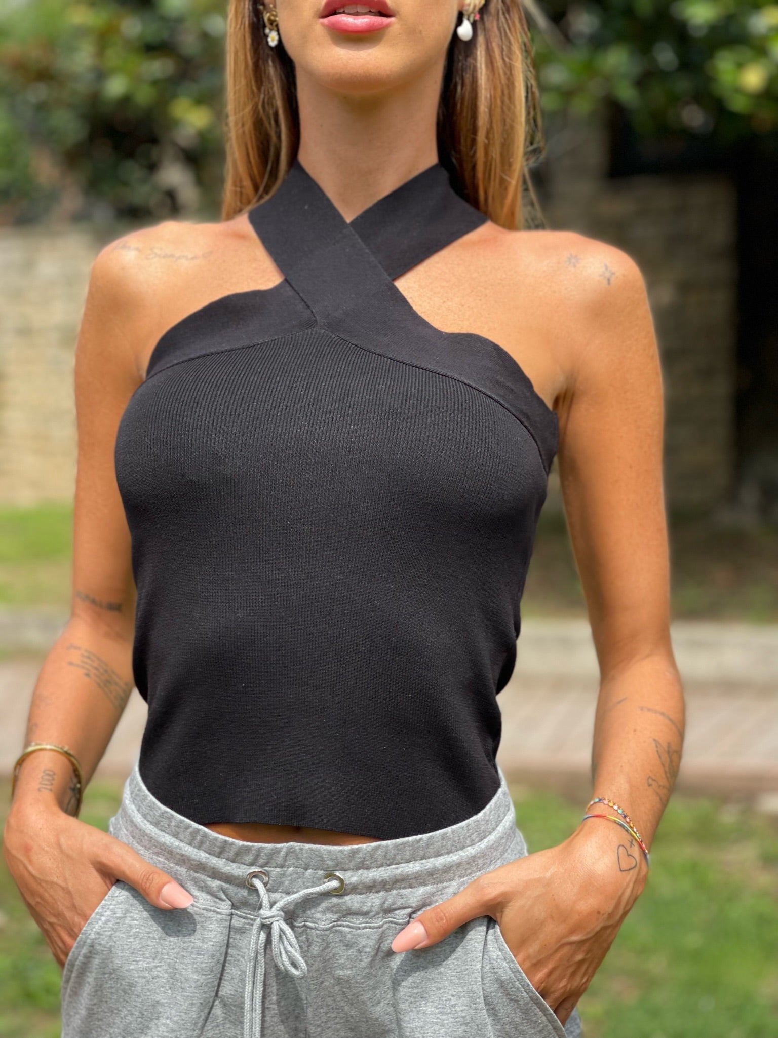 Top con incrocio sul collo nero