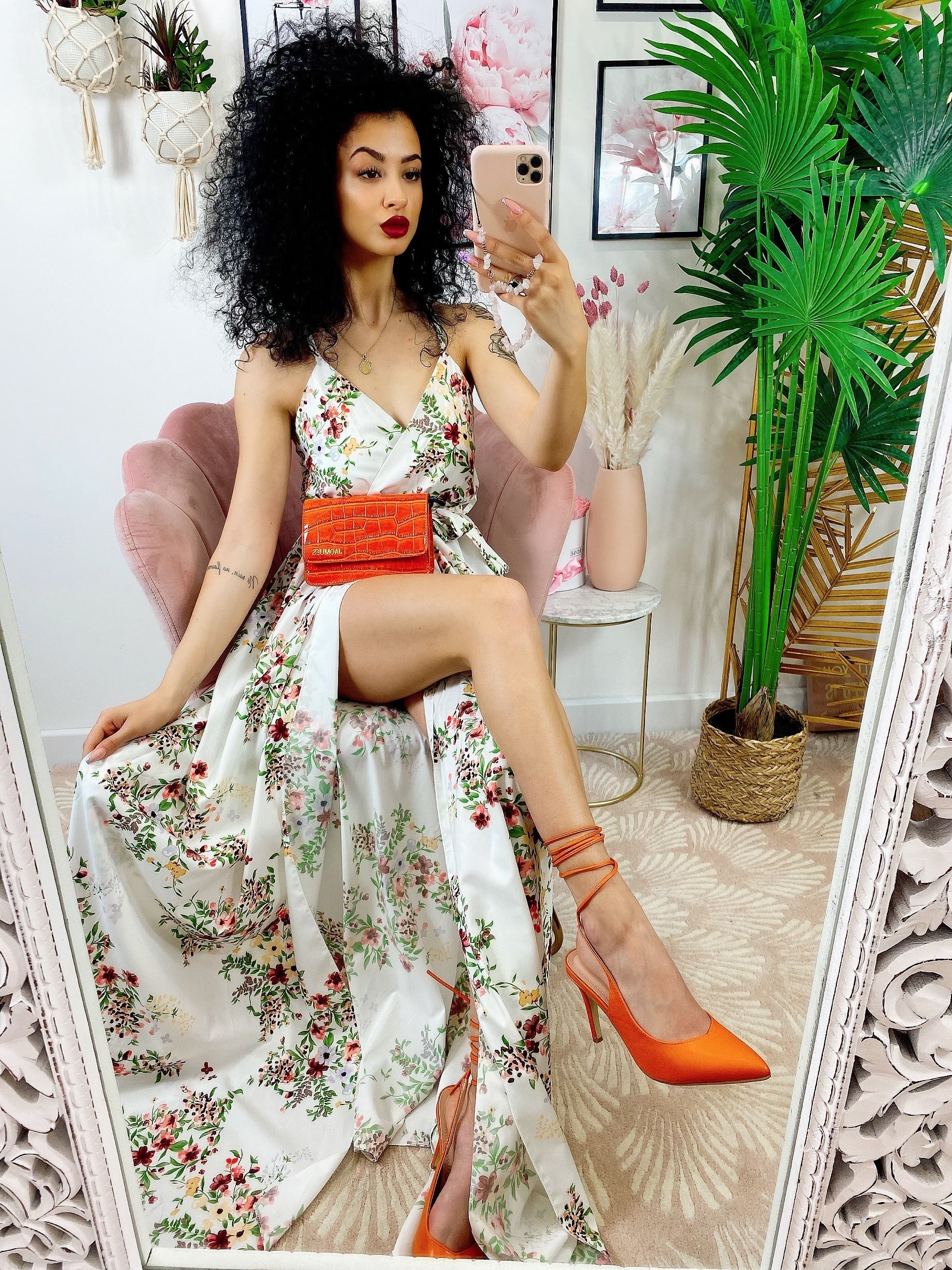 Abito lungo con maxi spacco e fiorellini bianco