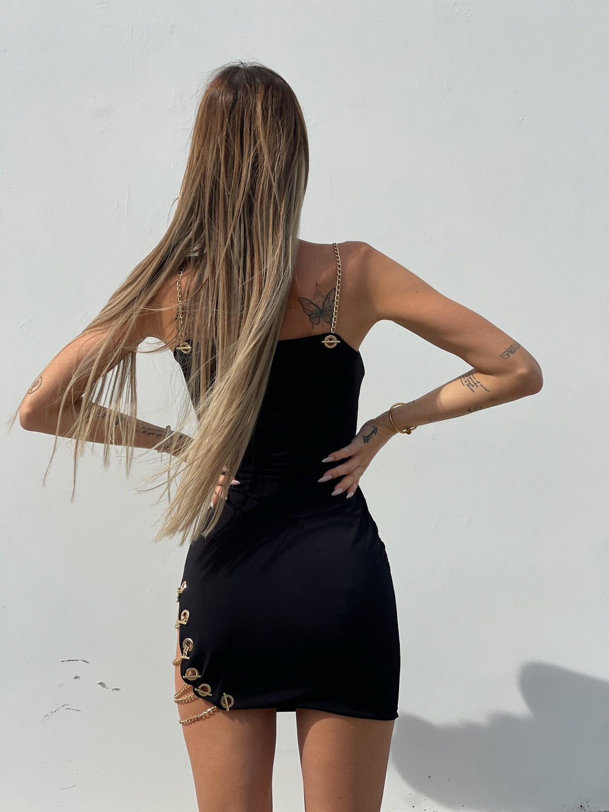 Abito nero con catene oro