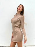 Abito beige con bottoncini oro