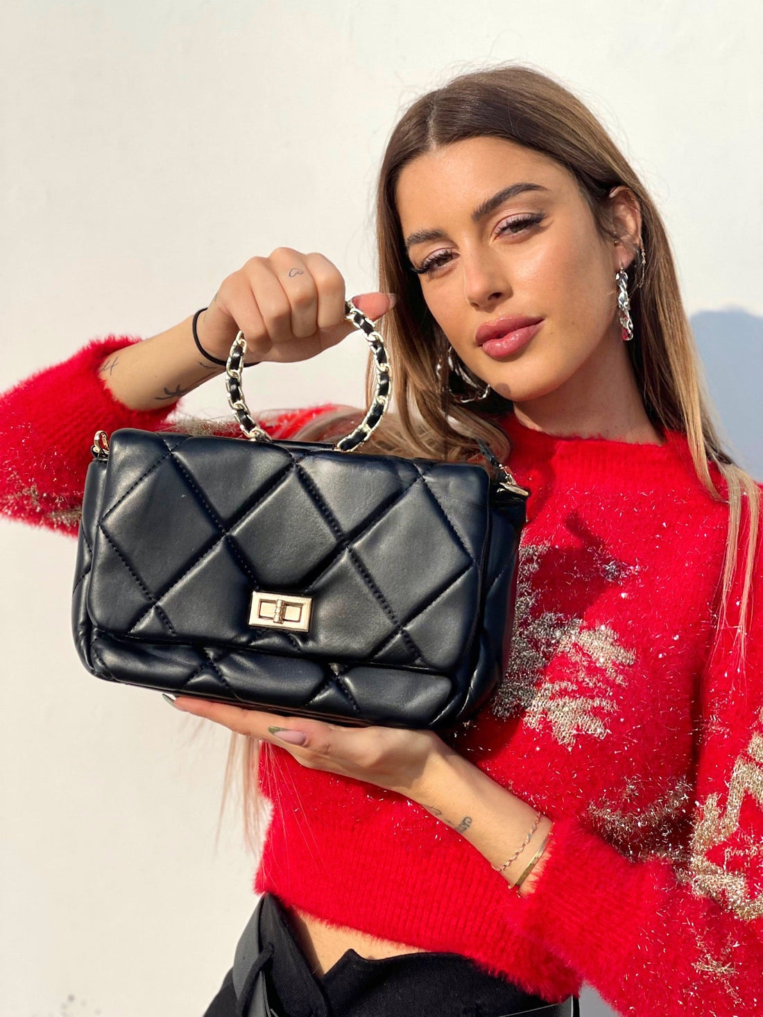 Borsa nera con manico e tracolla
