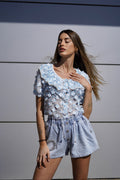 Camicia celeste a manica corta con fiori