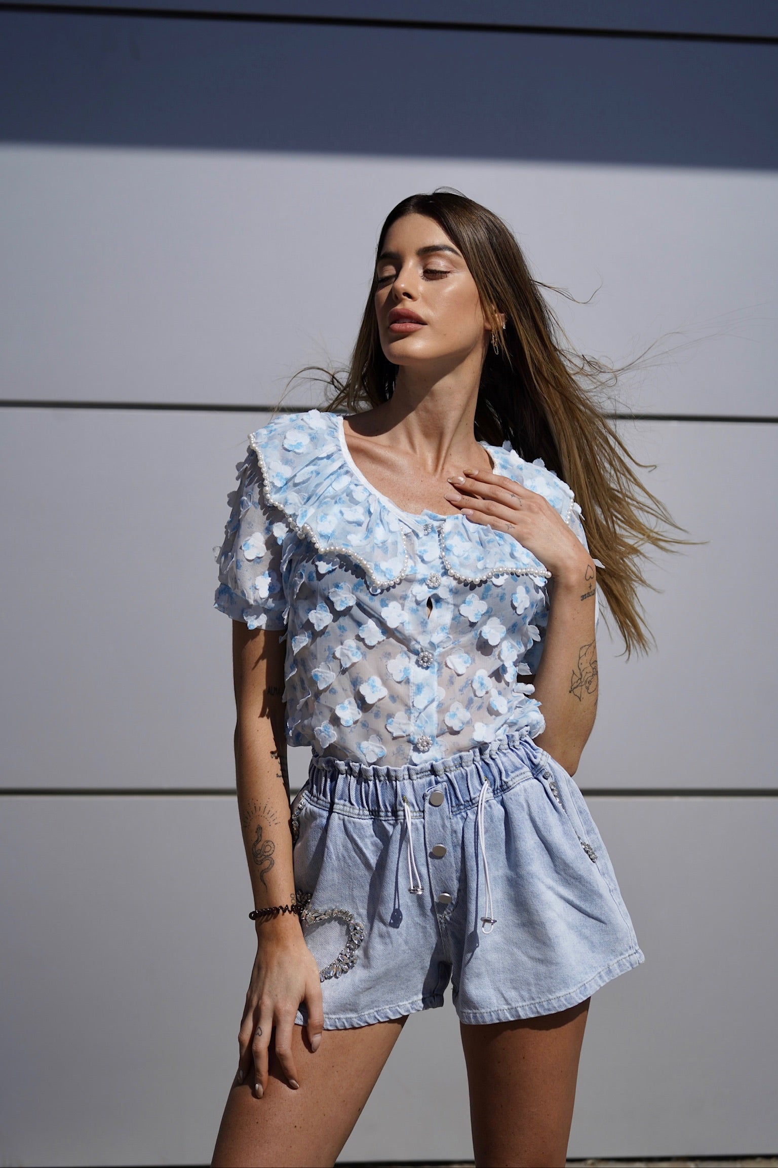 Camicia celeste a manica corta con fiori
