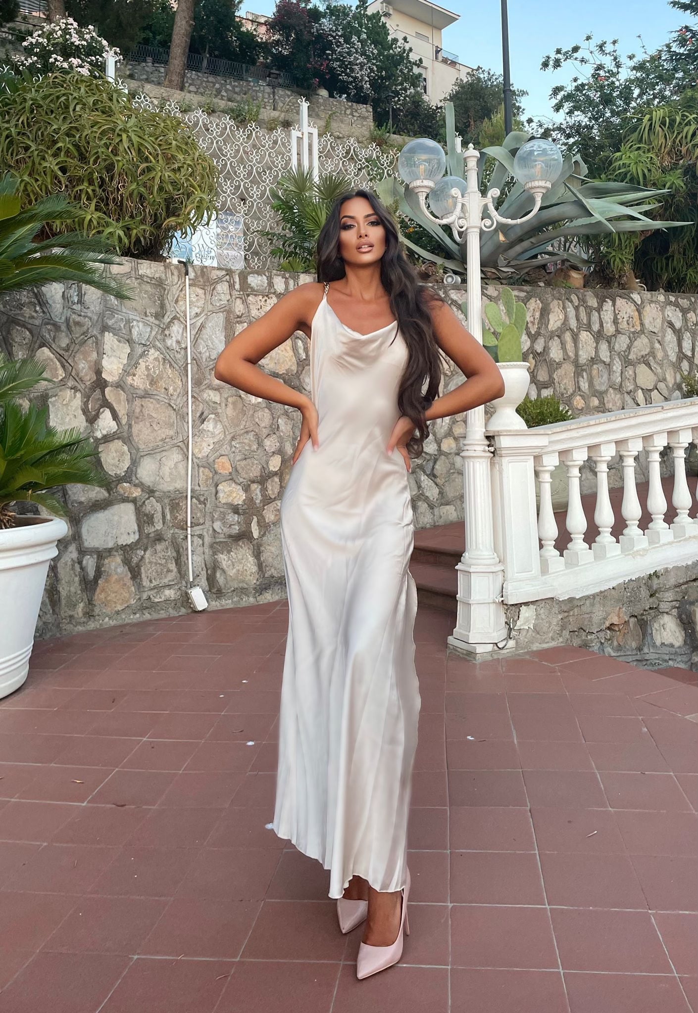 Abito beige lungo con catene