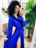 Abito in raso con maxi spacco manica lunga blu