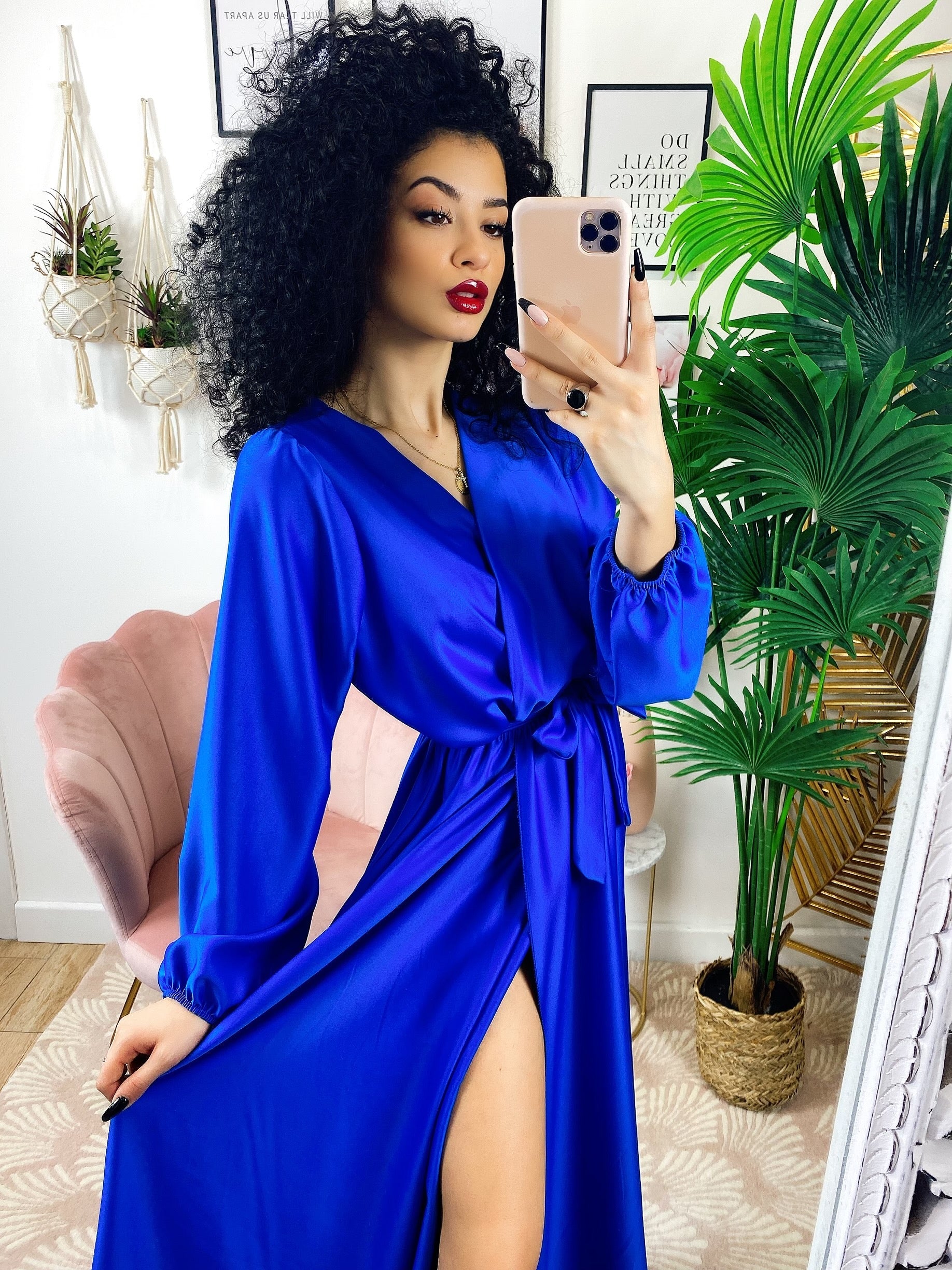 Abito in raso con maxi spacco manica lunga blu
