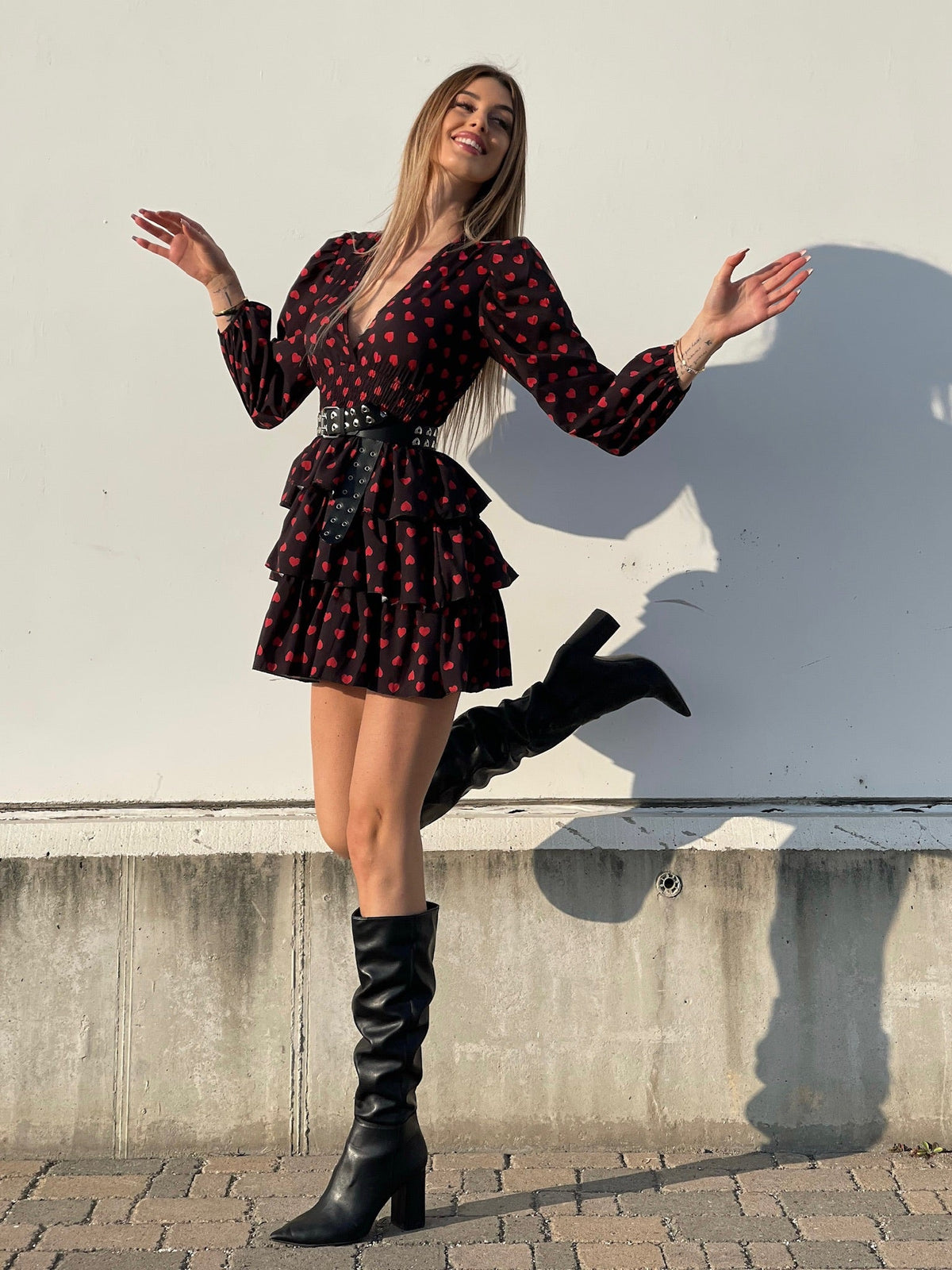 Abito nero a balze con cuori rossi