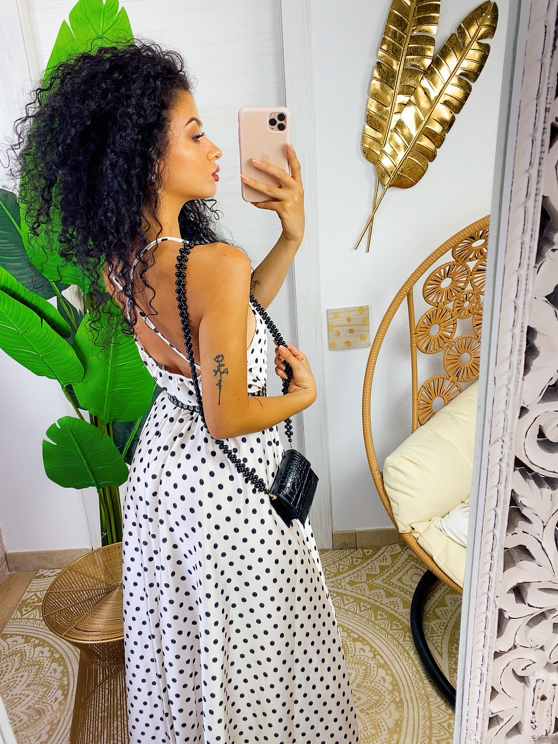 Abito in raso con maxi spacco bianco pois nero
