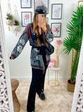 Cardigan grigio con sfumature rosse frange e cinta