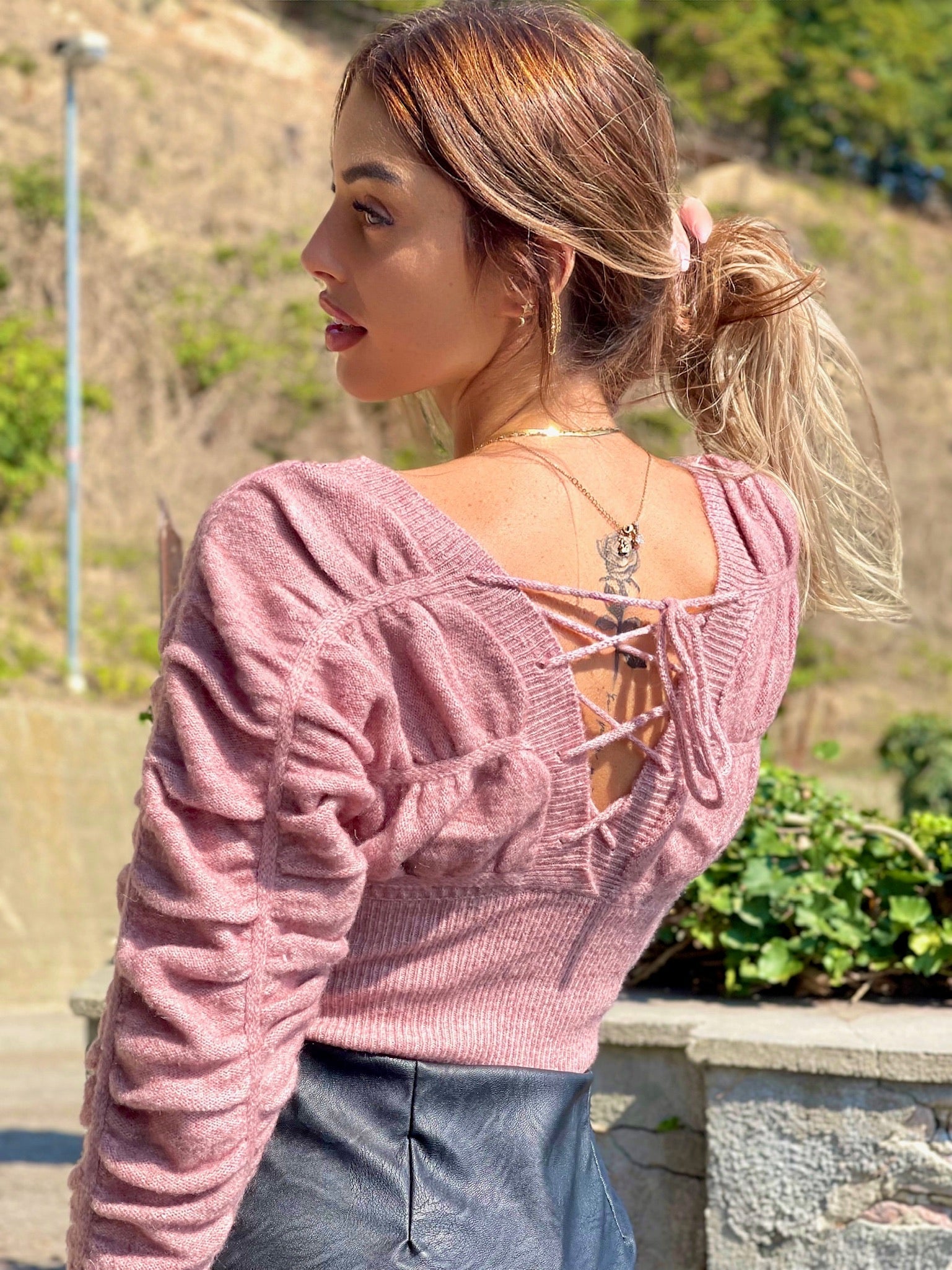 Maglione rosa con lacci