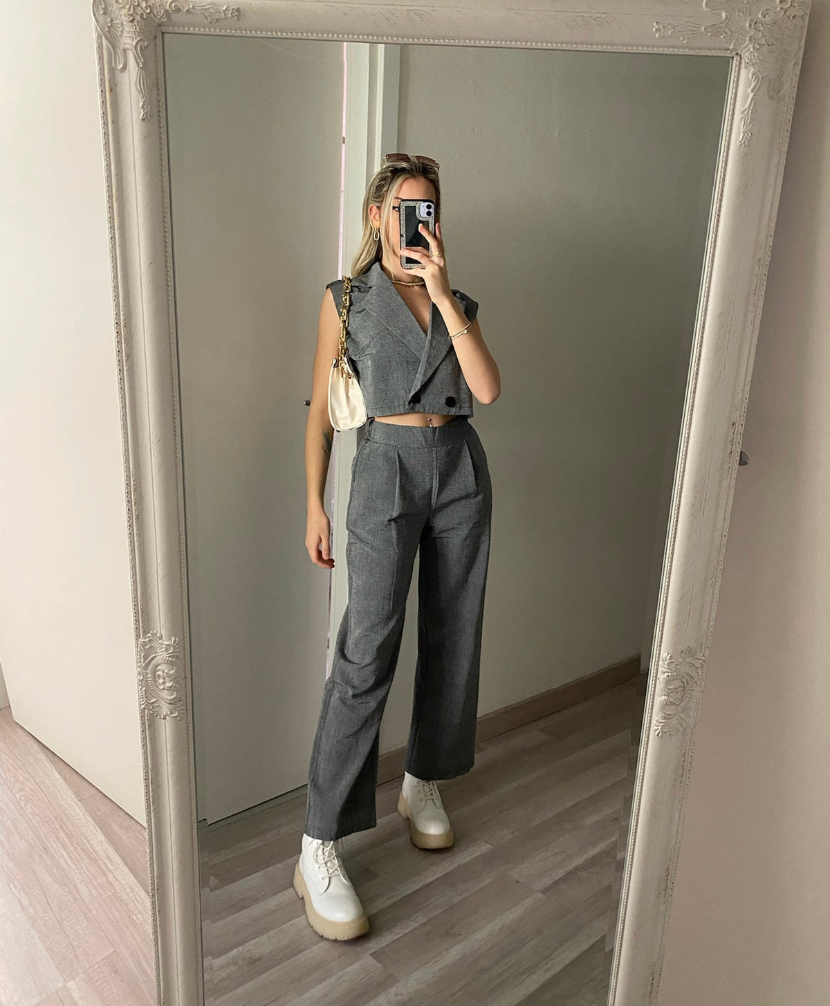 Completo top crop e pantalone grigio
