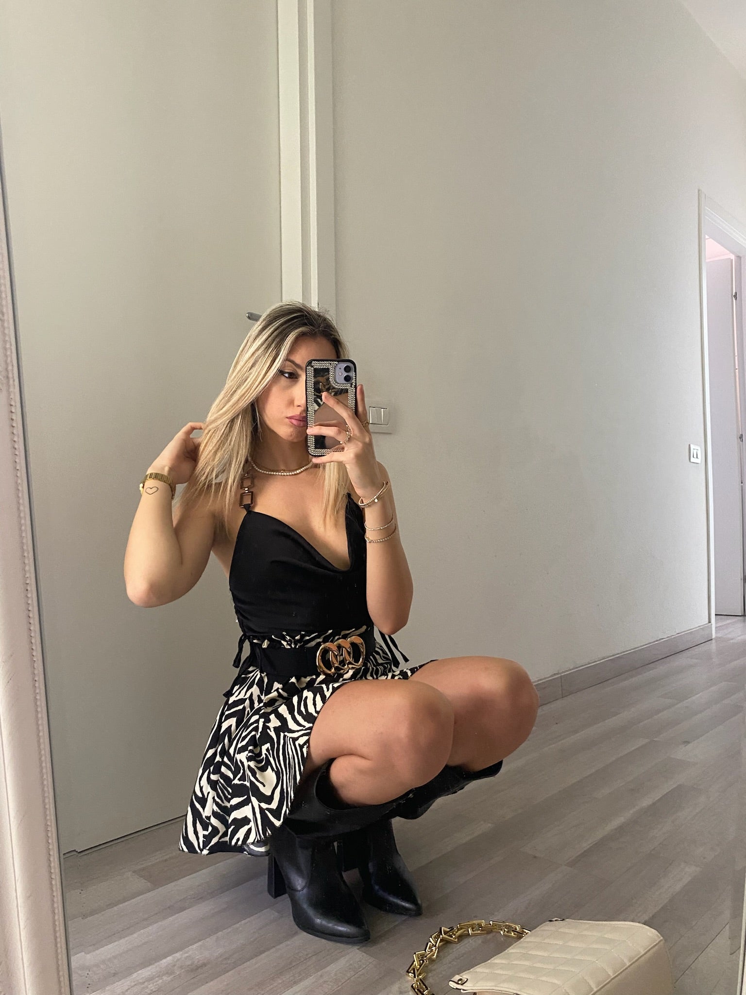Top in raso con catena argento