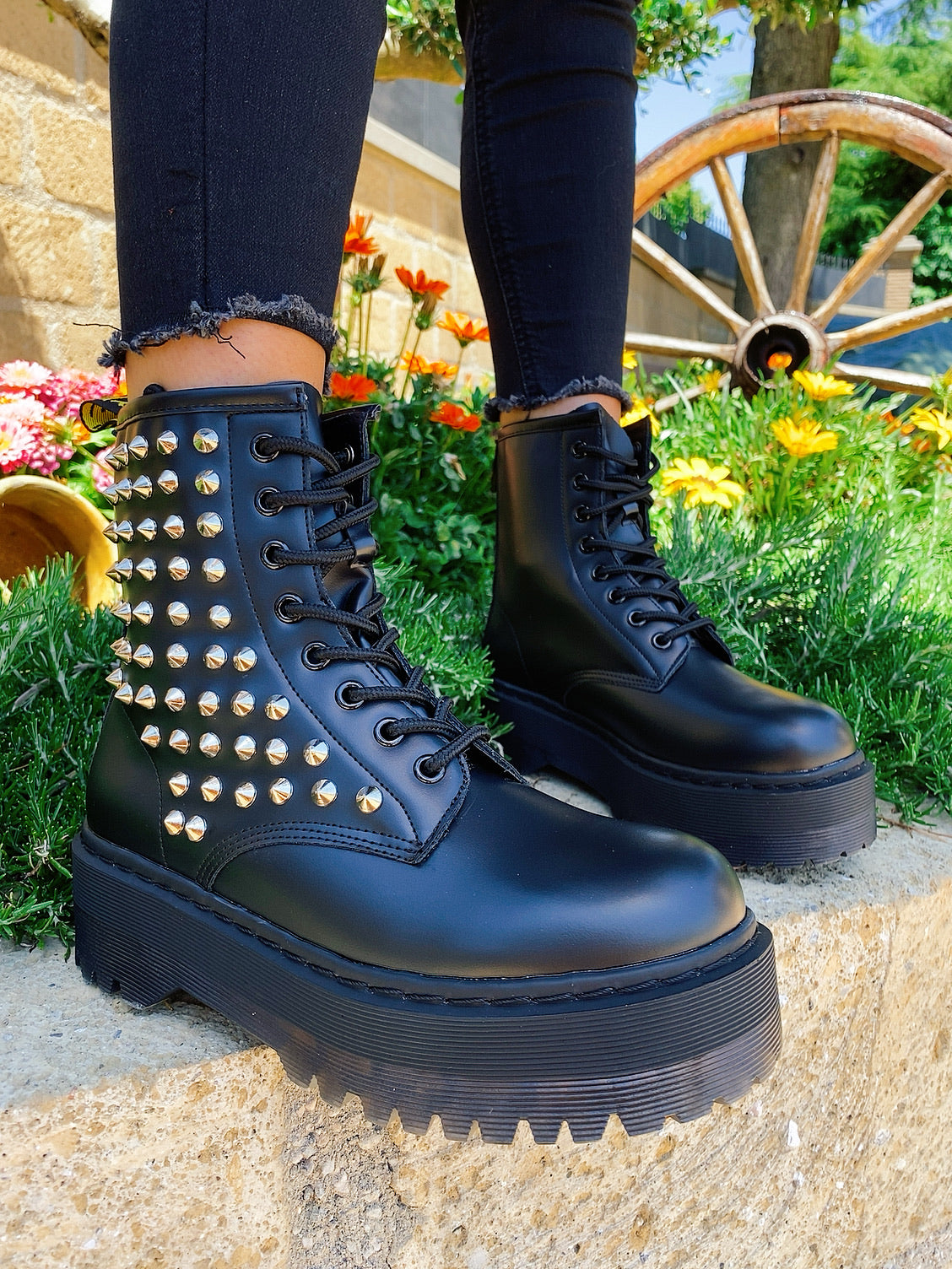 Biker nero con borchie argento