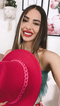 Cappello fuxia con catena