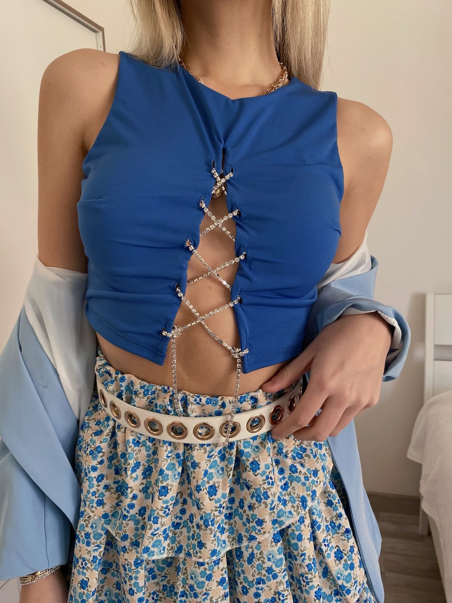 Top blu con punto luce